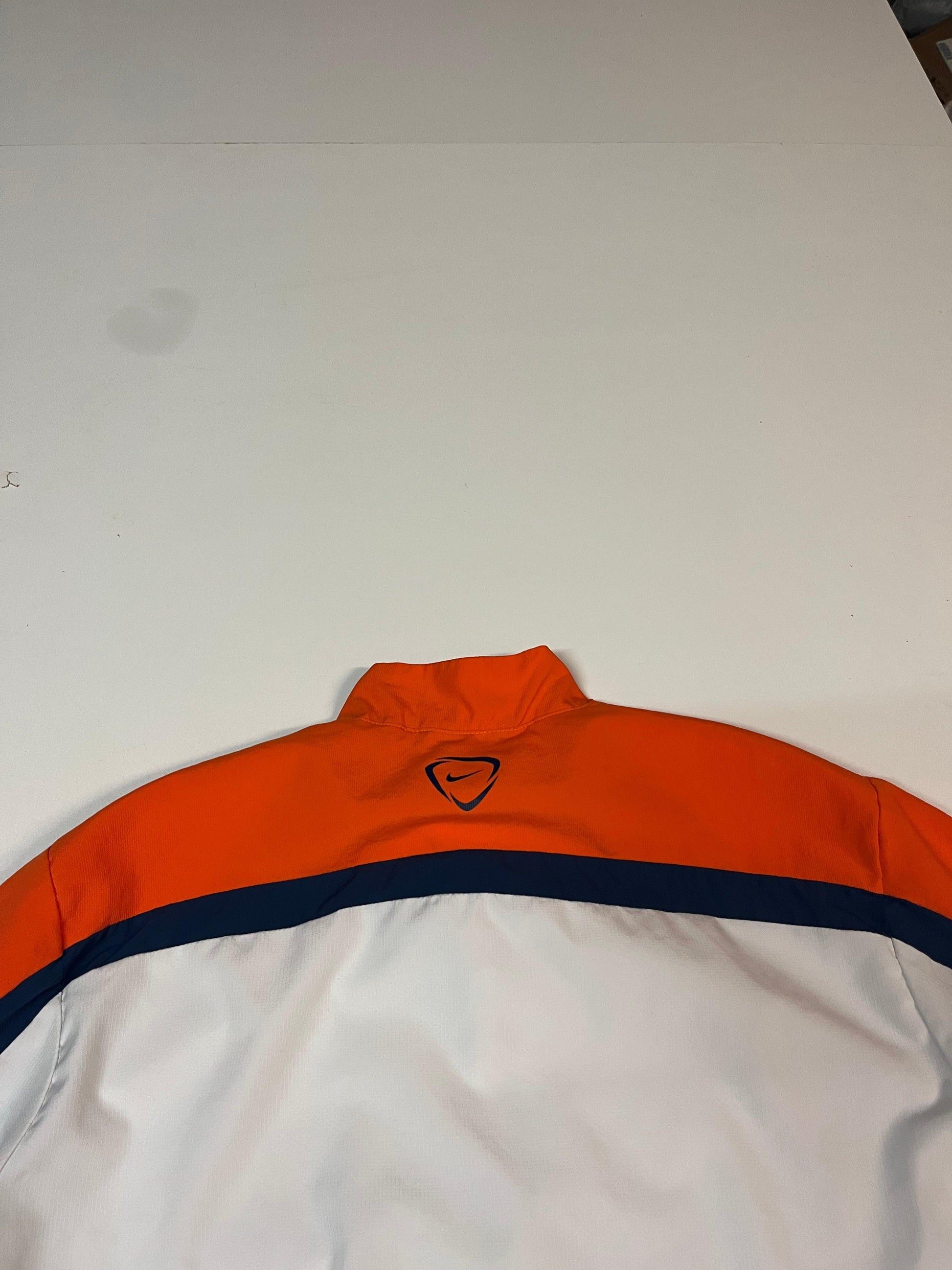 Entdecke unsere Vintage Track Pants von Nike und anderen Marken, erhältlich bei Valuxery.de - Dein Shop für trendige Vintage - Kleidung. Unsere Track Pants sind aus hochwertigen Materialien und