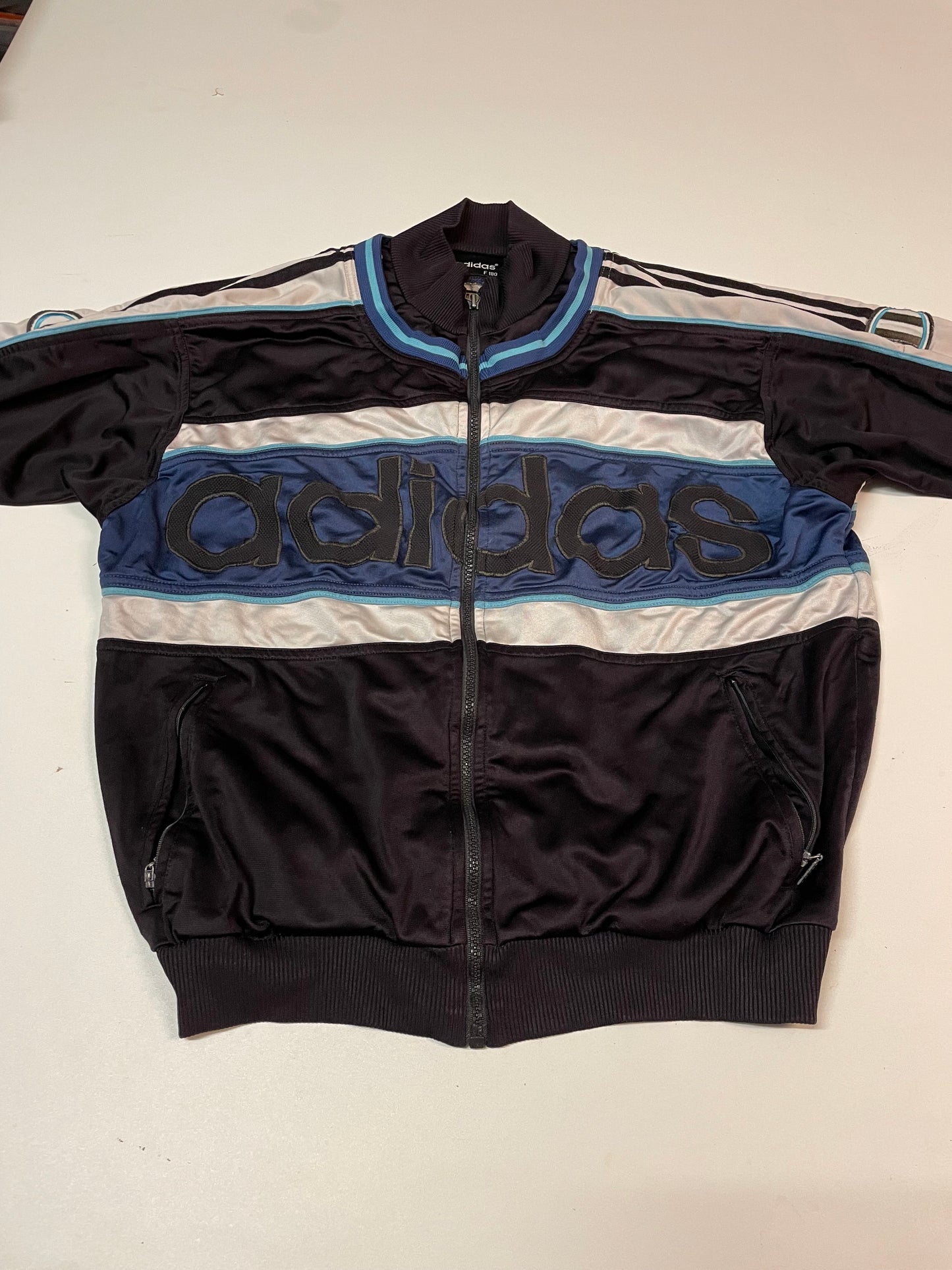 Entdecke unsere Vintage Track Pants von Nike und anderen Marken, erhältlich bei Valuxery.de - Dein Shop für trendige Vintage - Kleidung. Unsere Track Pants sind aus hochwertigen Materialien und