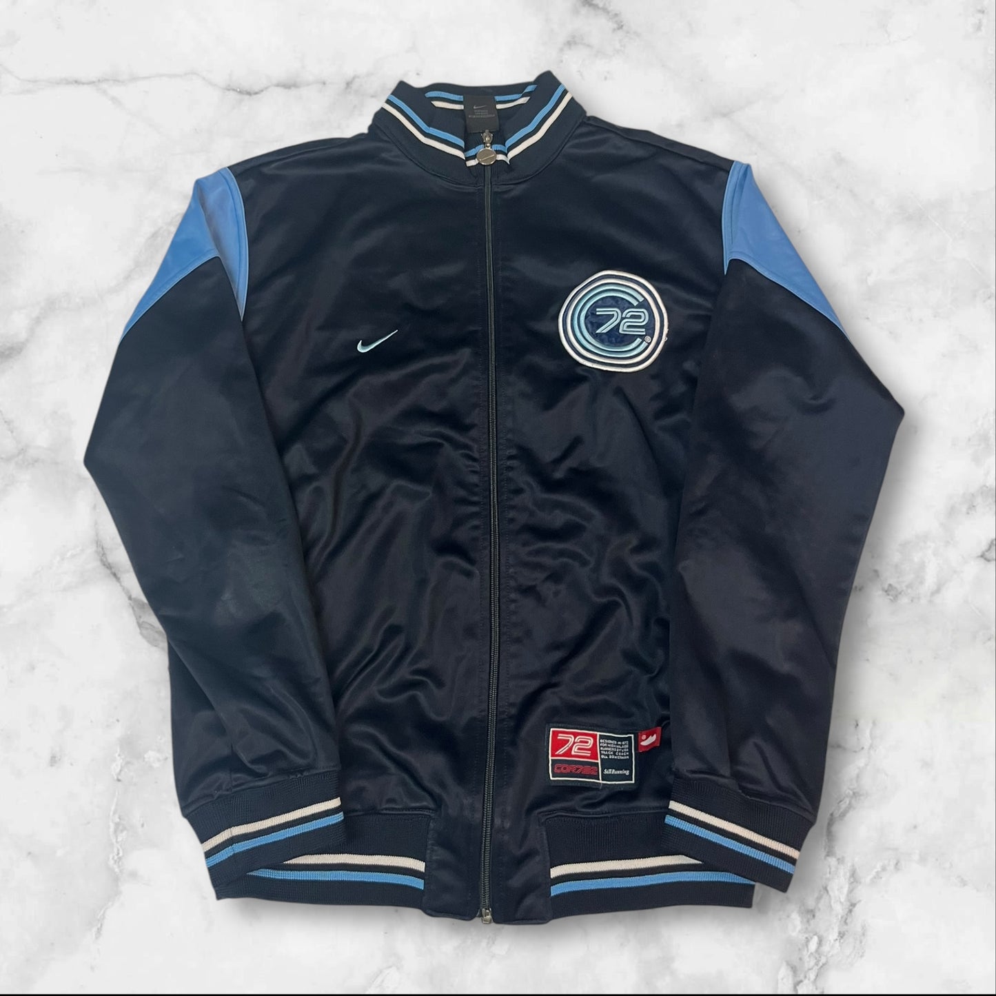 Entdecke unsere Vintage Track Pants von Nike und anderen Marken, erhältlich bei Valuxery.de - Dein Shop für trendige Vintage - Kleidung. Unsere Track Pants sind aus hochwertigen Materialien und