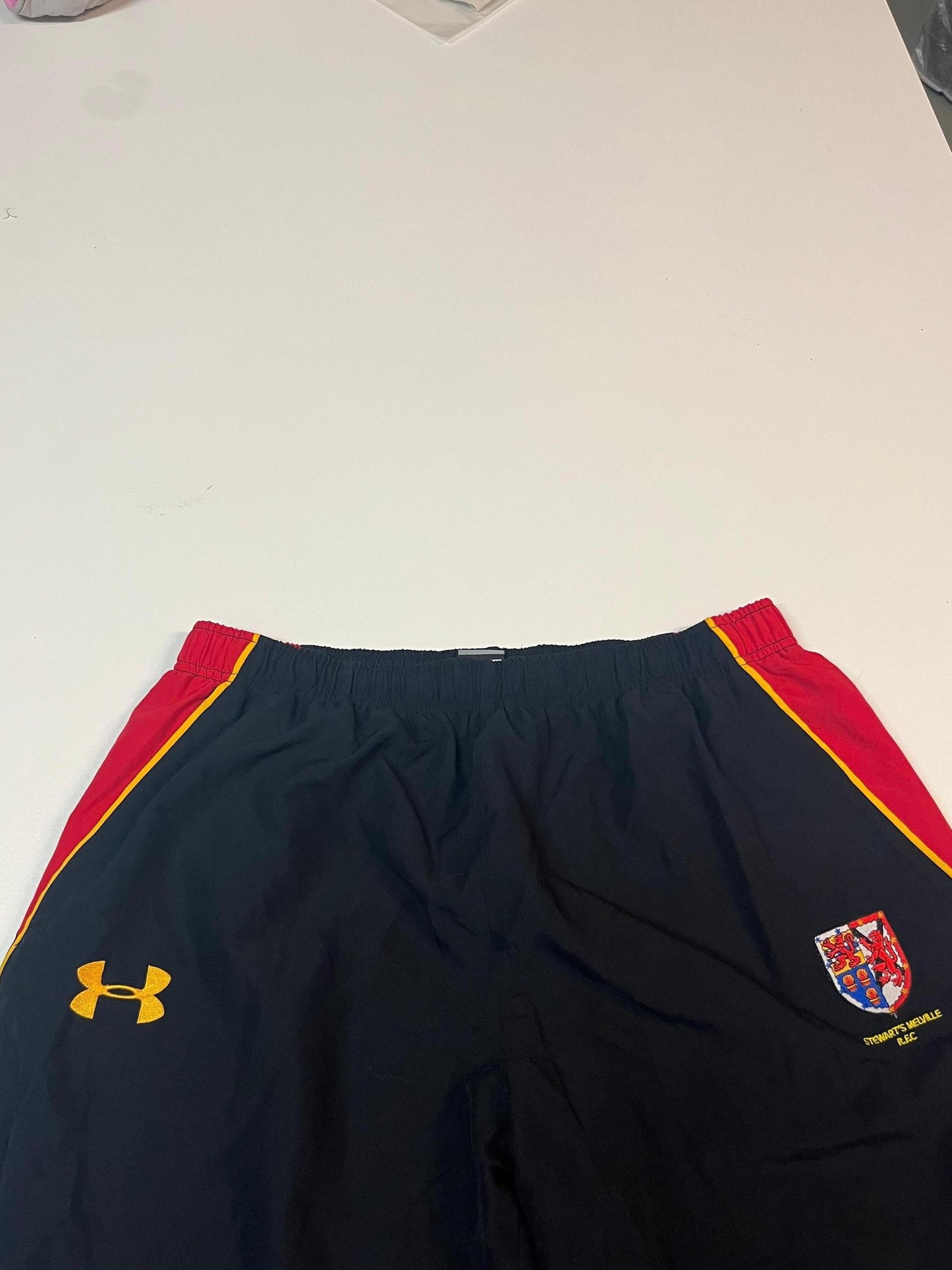 Entdecke unsere Vintage Track Pants von Nike und anderen Marken, erhältlich bei Valuxery.de - Dein Shop für trendige Vintage - Kleidung. Unsere Track Pants sind aus hochwertigen Materialien und