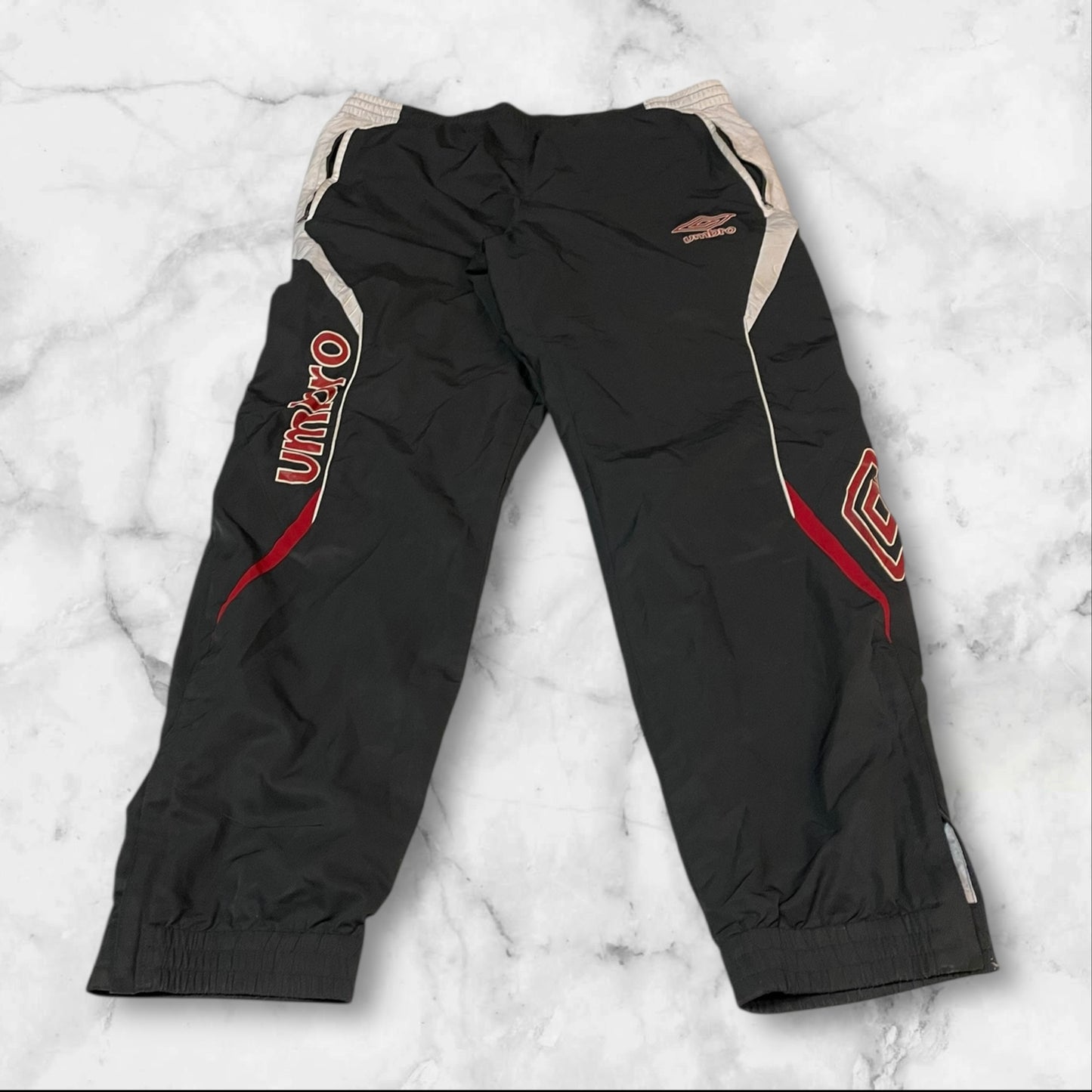 Entdecke unsere Vintage Track Pants von Nike und anderen Marken, erhältlich bei Valuxery.de - Dein Shop für trendige Vintage - Kleidung. Unsere Track Pants sind aus hochwertigen Materialien und