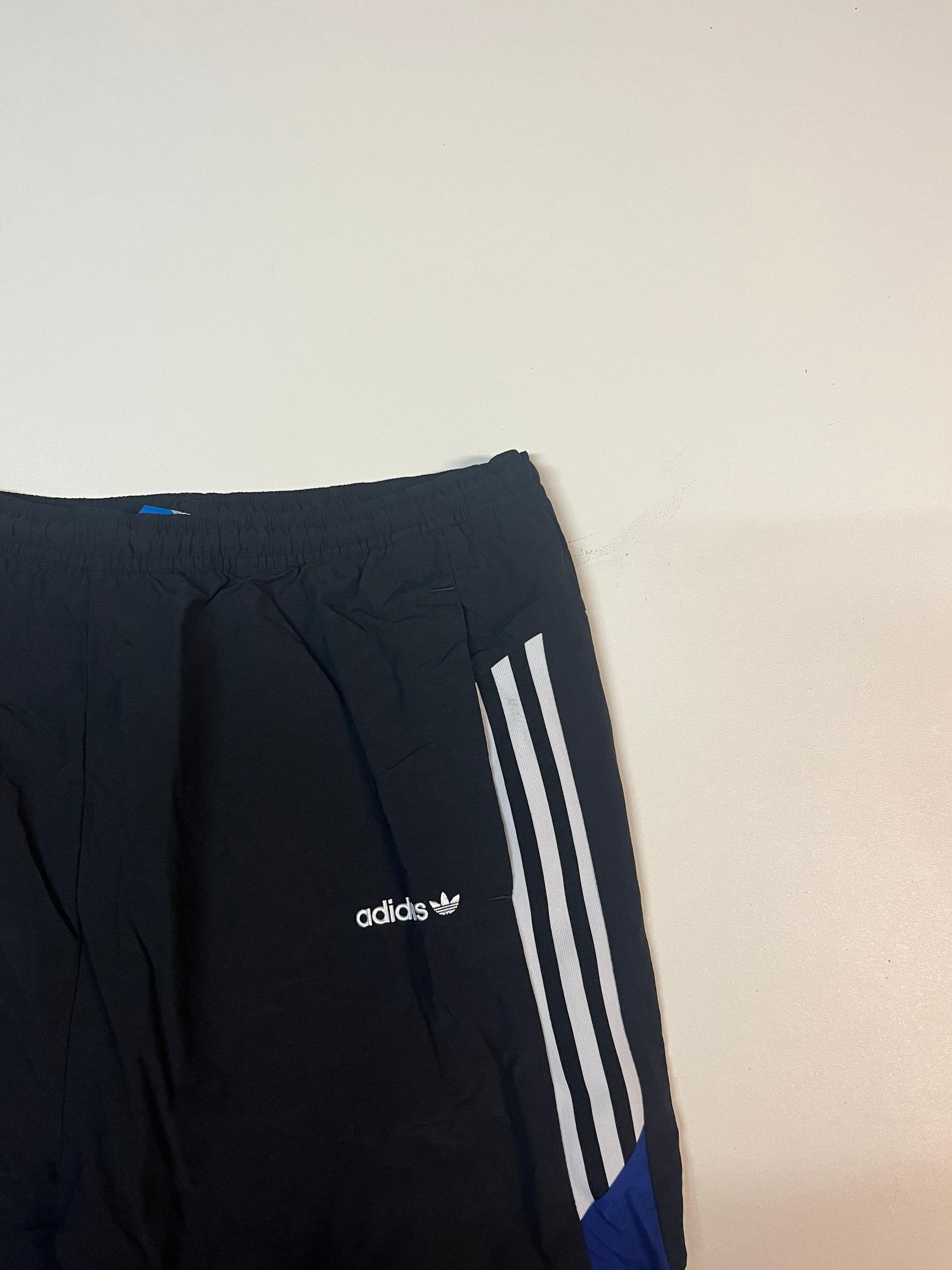 Entdecke unsere Vintage Track Pants von Nike und anderen Marken, erhältlich bei Valuxery.de - Dein Shop für trendige Vintage - Kleidung. Unsere Track Pants sind aus hochwertigen Materialien und