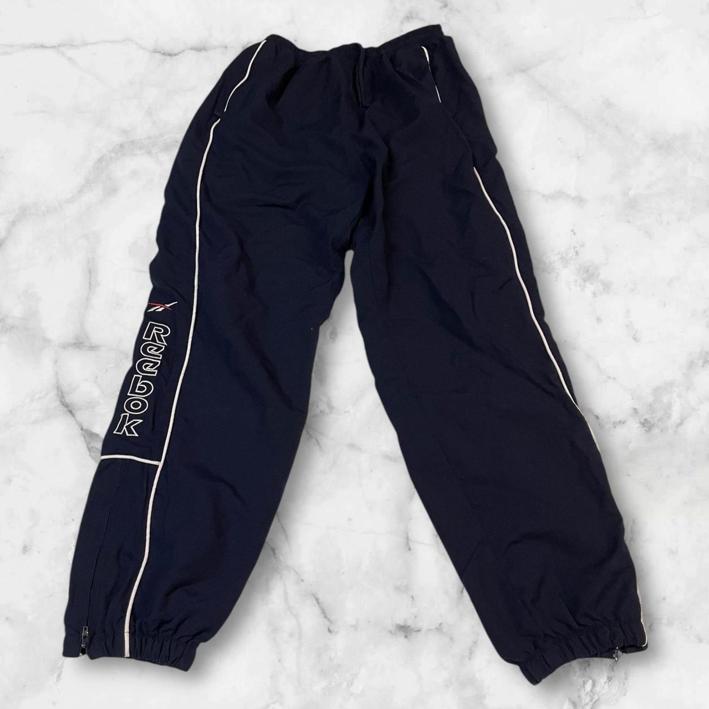 Entdecke unsere Vintage Track Pants von Nike und anderen Marken, erhältlich bei Valuxery.de - Dein Shop für trendige Vintage - Kleidung. Unsere Track Pants sind aus hochwertigen Materialien und