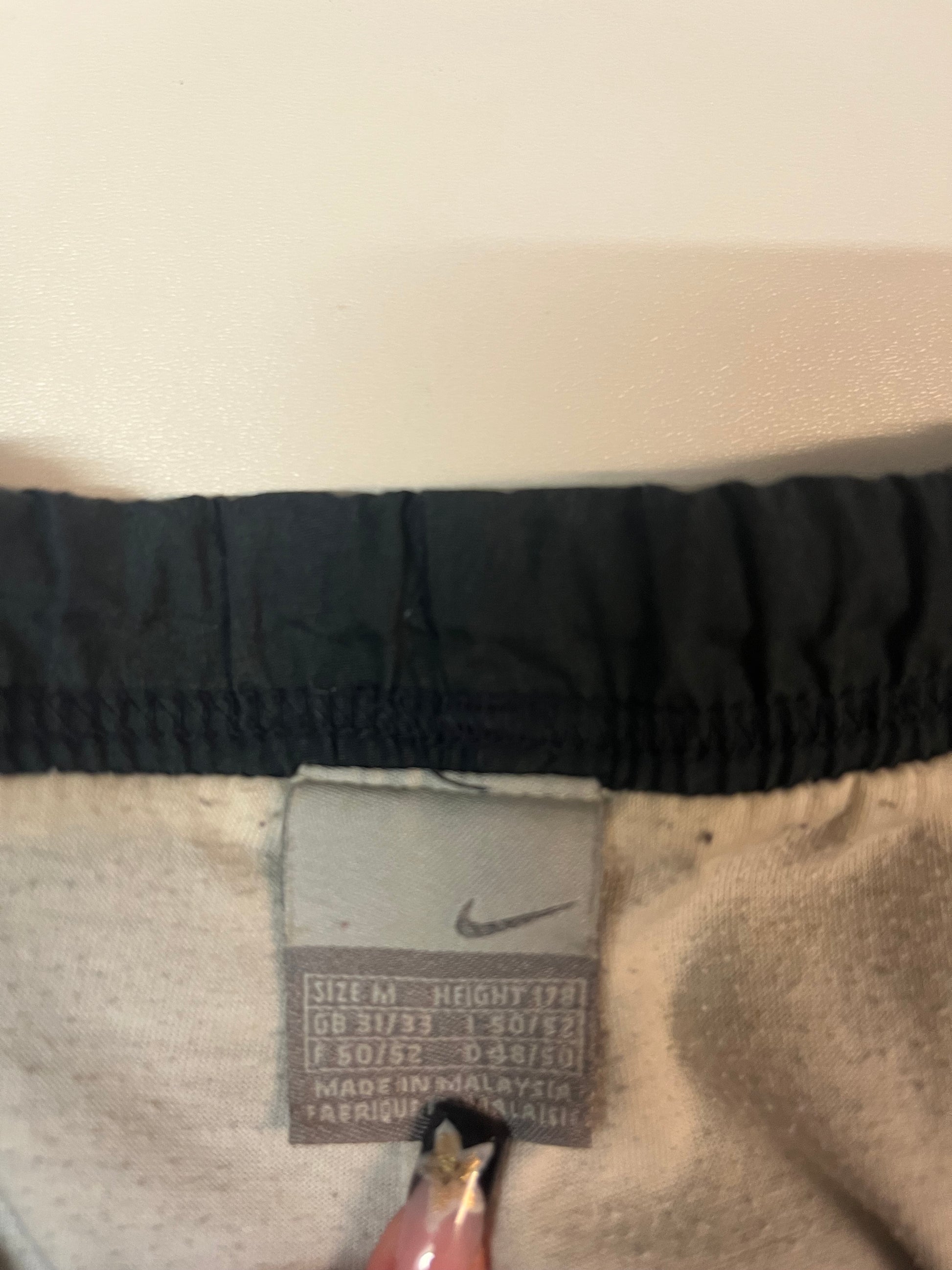 Entdecke unsere Vintage Track Pants von Nike und anderen Marken, erhältlich bei Valuxery.de - Dein Shop für trendige Vintage - Kleidung. Unsere Track Pants sind aus hochwertigen Materialien und