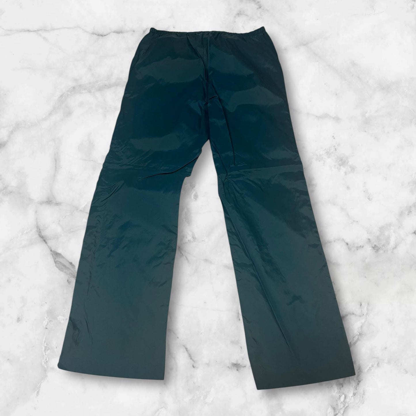 Entdecke unsere Vintage Track Pants von Nike und anderen Marken, erhältlich bei Valuxery.de - Dein Shop für trendige Vintage - Kleidung. Unsere Track Pants sind aus hochwertigen Materialien und