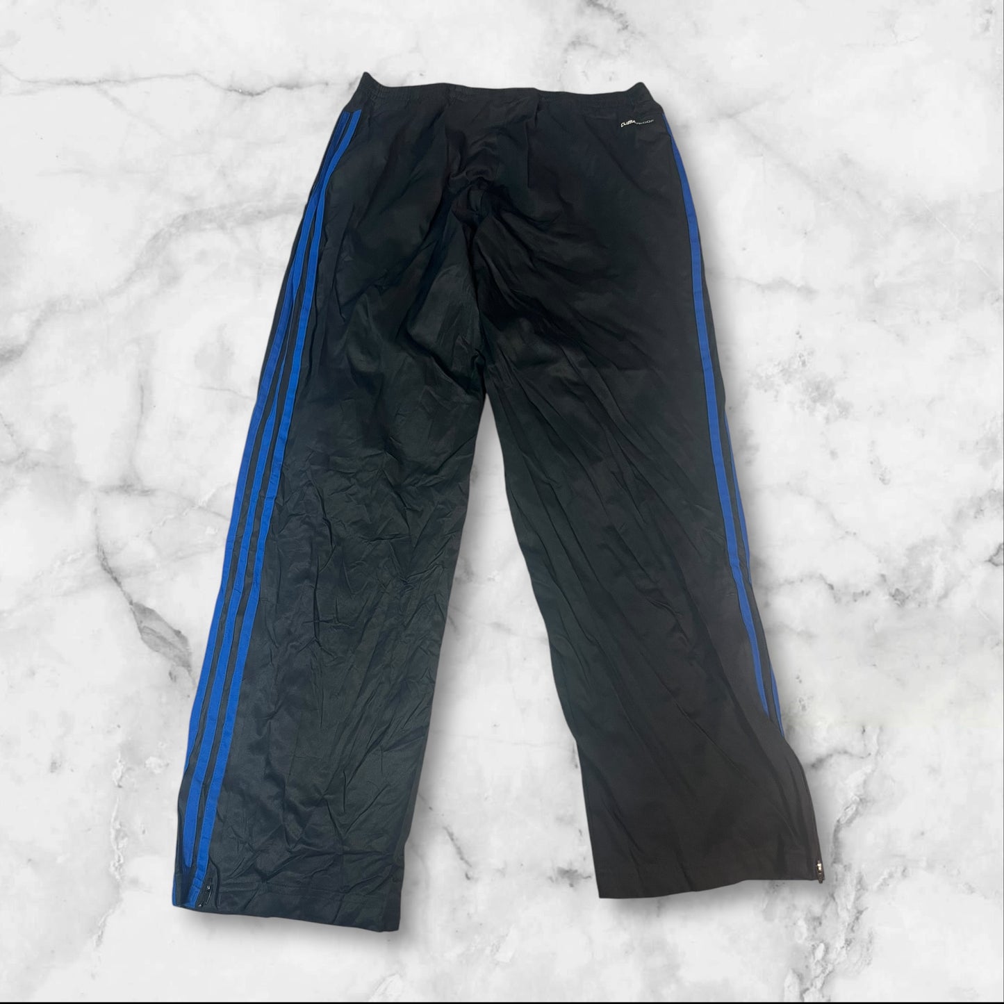 Entdecke unsere Vintage Track Pants von Nike und anderen Marken, erhältlich bei Valuxery.de - Dein Shop für trendige Vintage - Kleidung. Unsere Track Pants sind aus hochwertigen Materialien und