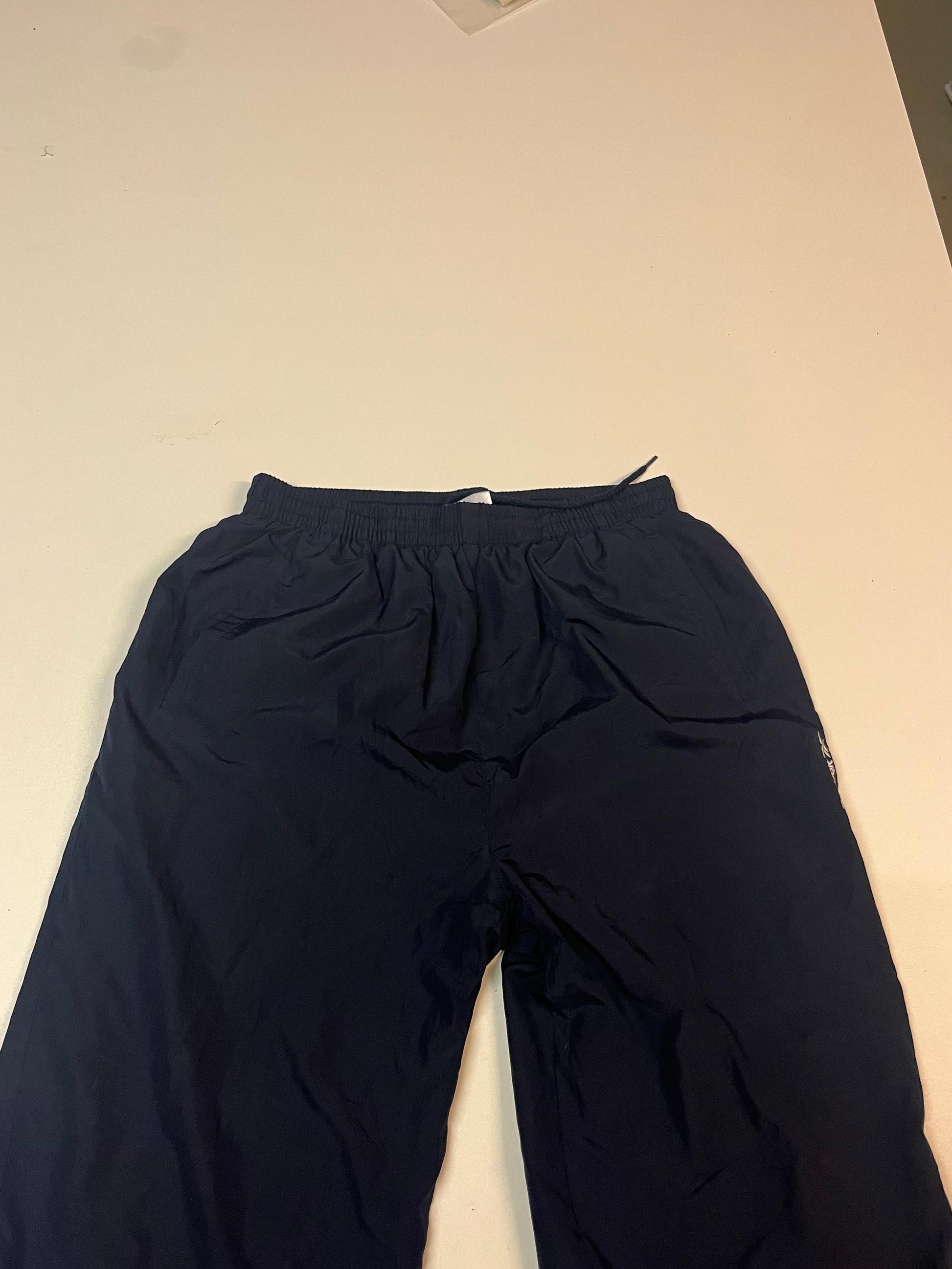 Entdecke unsere Vintage Track Pants von Nike und anderen Marken, erhältlich bei Valuxery.de - Dein Shop für trendige Vintage - Kleidung. Unsere Track Pants sind aus hochwertigen Materialien und