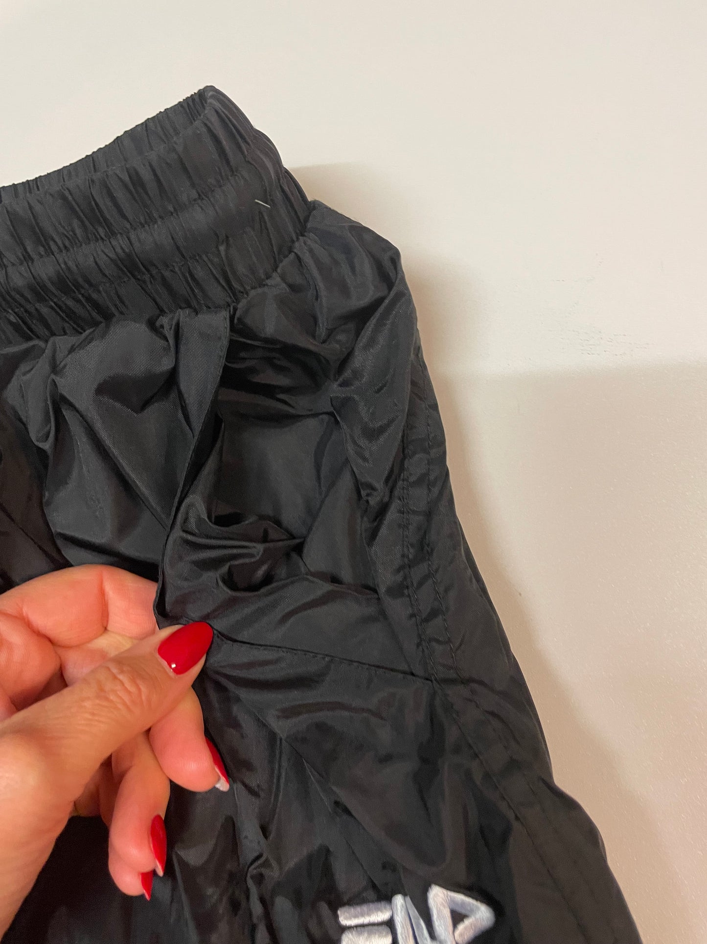 Entdecke unsere Vintage Track Pants von Nike und anderen Marken, erhältlich bei Valuxery.de - Dein Shop für trendige Vintage - Kleidung. Unsere Track Pants sind aus hochwertigen Materialien und