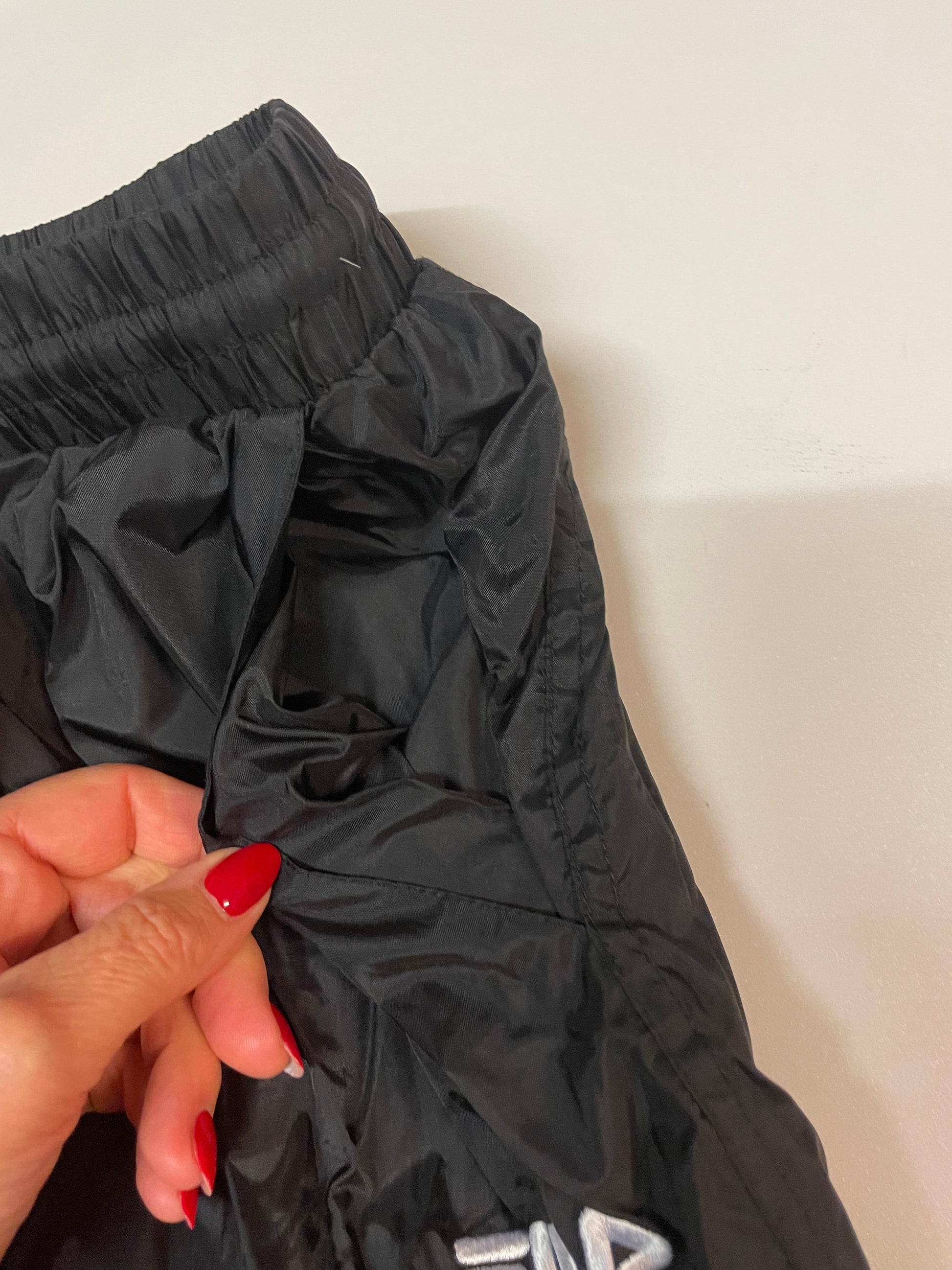 Entdecke unsere Vintage Track Pants von Nike und anderen Marken, erhältlich bei Valuxery.de - Dein Shop für trendige Vintage - Kleidung. Unsere Track Pants sind aus hochwertigen Materialien und