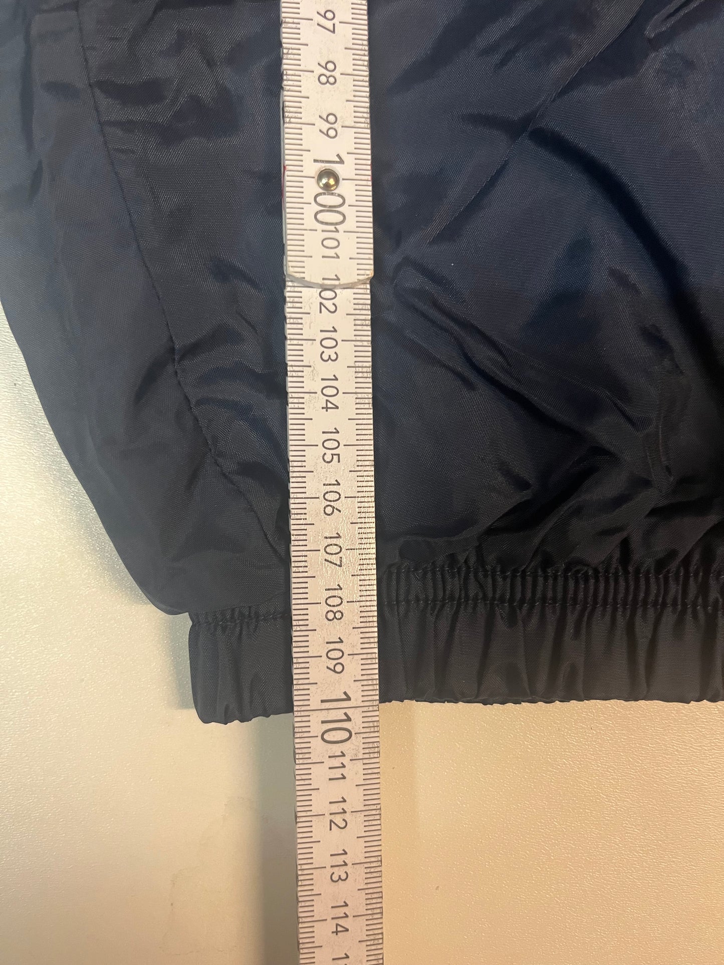Entdecke unsere Vintage Track Pants von Nike und anderen Marken, erhältlich bei Valuxery.de - Dein Shop für trendige Vintage - Kleidung. Unsere Track Pants sind aus hochwertigen Materialien und