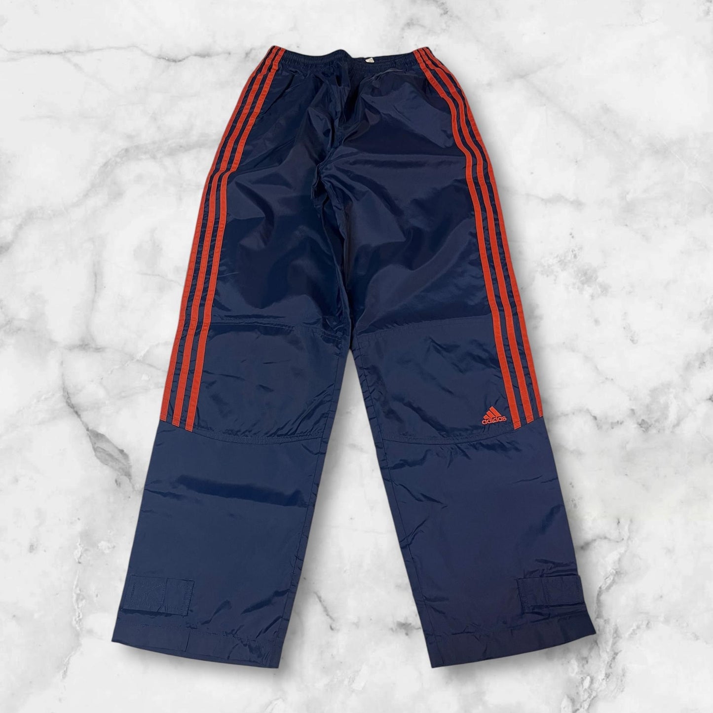 Entdecke unsere Vintage Track Pants von Nike und anderen Marken, erhältlich bei Valuxery.de - Dein Shop für trendige Vintage - Kleidung. Unsere Track Pants sind aus hochwertigen Materialien und