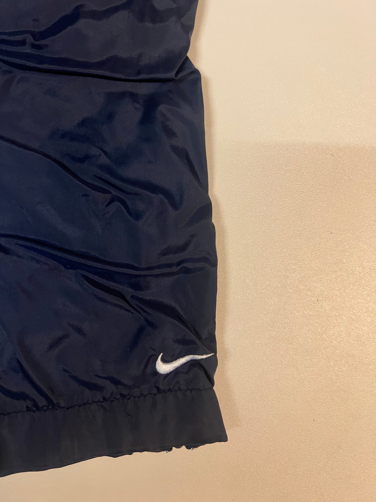 Entdecke unsere Vintage Track Pants von Nike und anderen Marken, erhältlich bei Valuxery.de - Dein Shop für trendige Vintage - Kleidung. Unsere Track Pants sind aus hochwertigen Materialien und