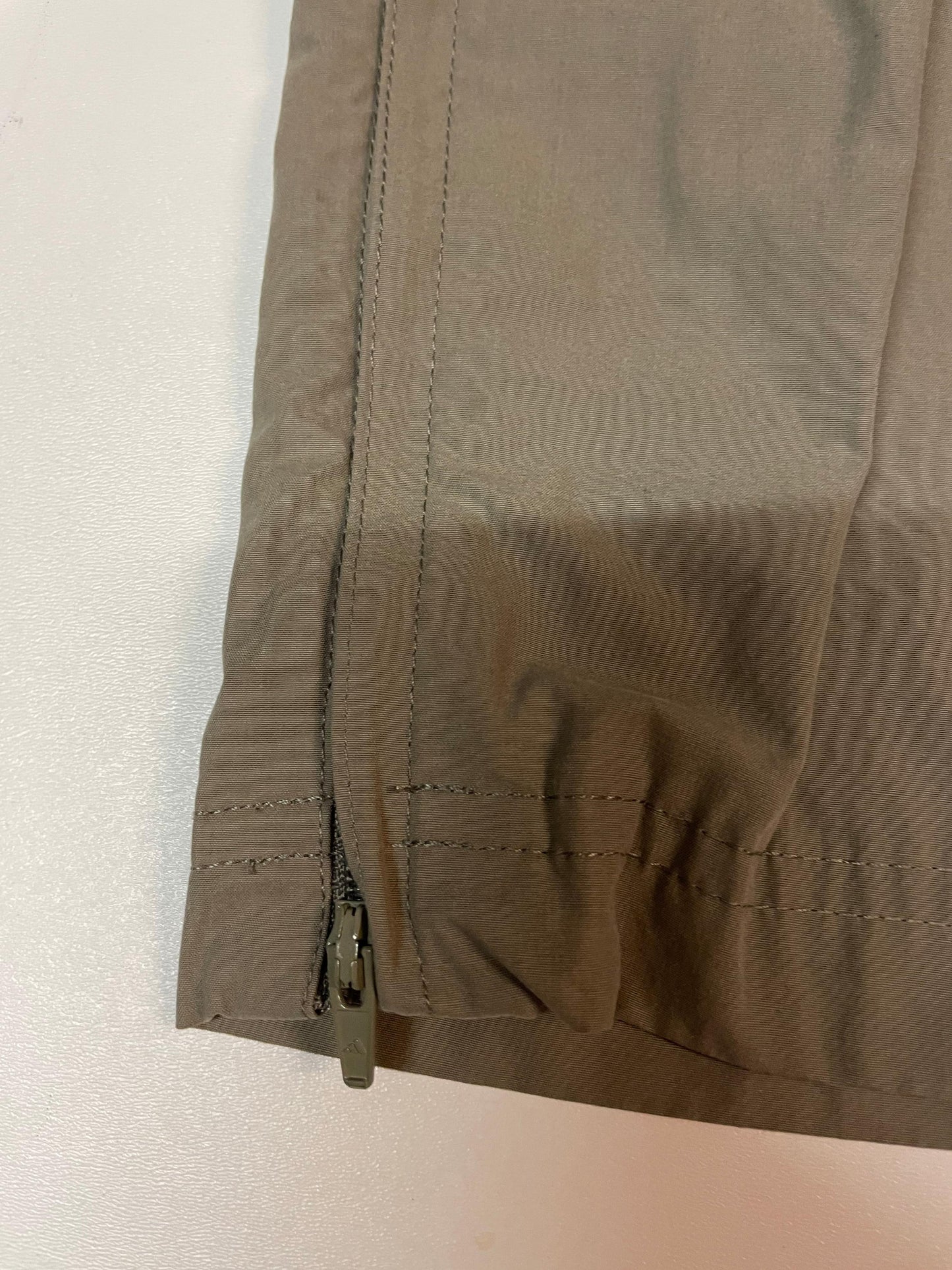 Entdecke unsere Vintage Track Pants von Nike und anderen Marken, erhältlich bei Valuxery.de - Dein Shop für trendige Vintage - Kleidung. Unsere Track Pants sind aus hochwertigen Materialien und