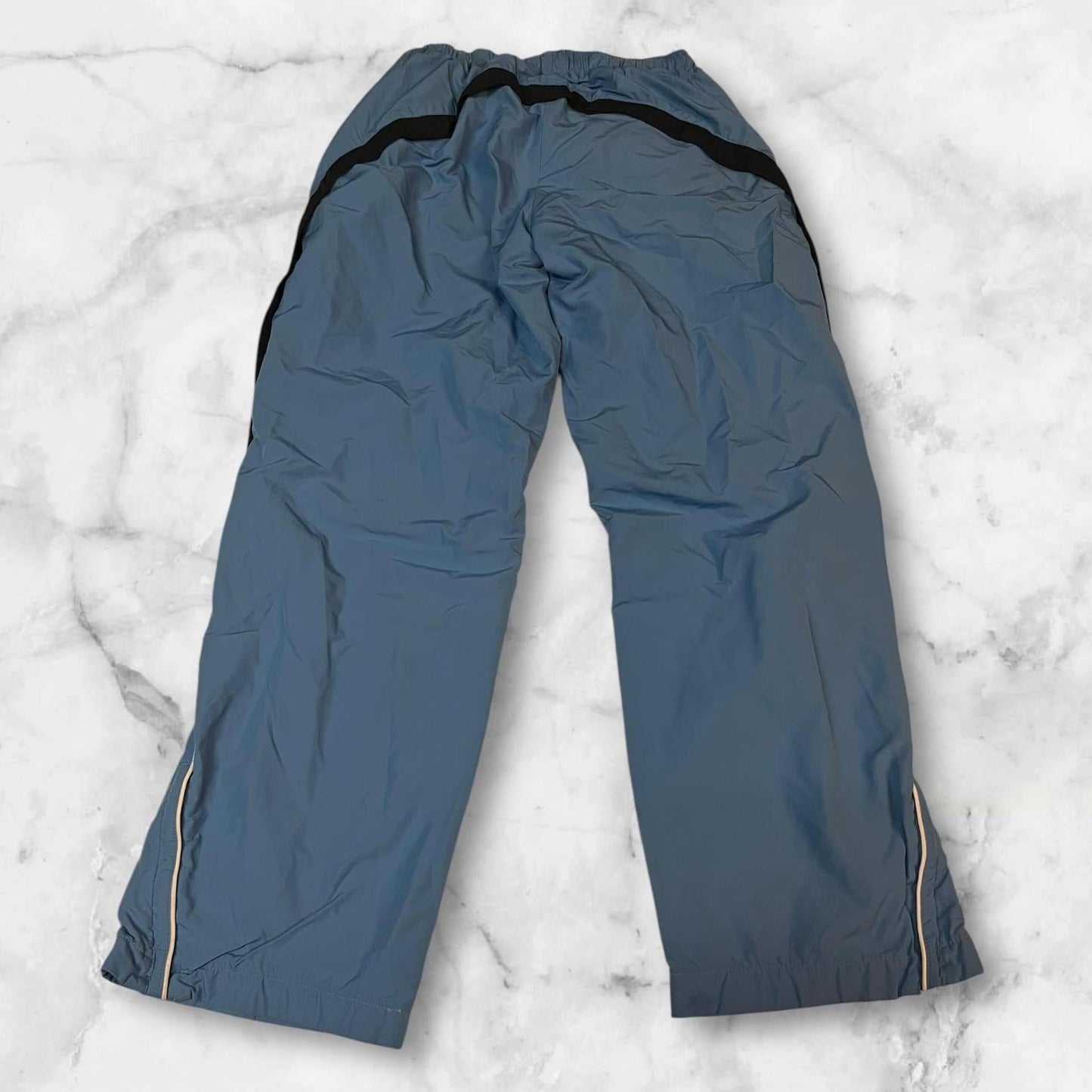 Entdecke unsere Vintage Track Pants von Nike und anderen Marken, erhältlich bei Valuxery.de - Dein Shop für trendige Vintage - Kleidung. Unsere Track Pants sind aus hochwertigen Materialien und