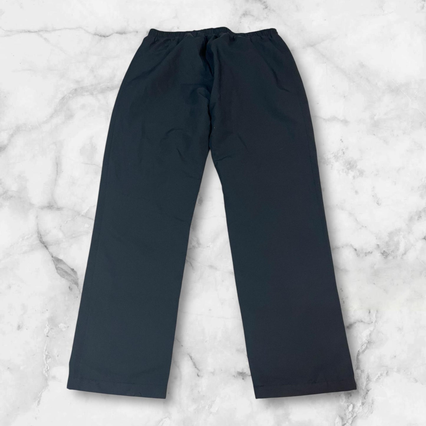 Entdecke unsere Vintage Track Pants von Nike und anderen Marken, erhältlich bei Valuxery.de - Dein Shop für trendige Vintage - Kleidung. Unsere Track Pants sind aus hochwertigen Materialien und