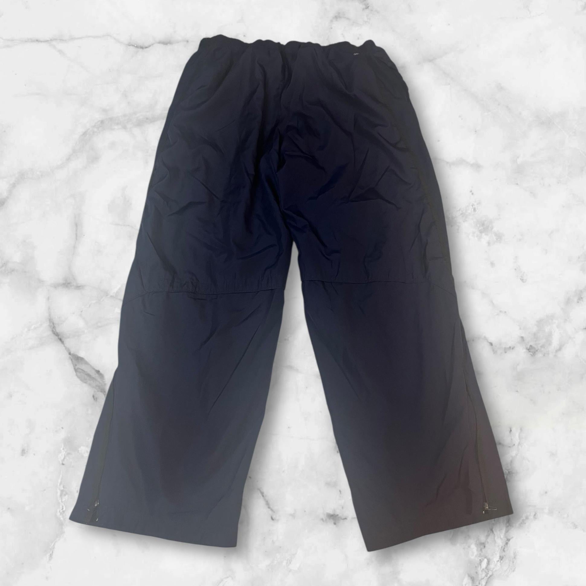 Entdecke unsere Vintage Track Pants von Nike und anderen Marken, erhältlich bei Valuxery.de - Dein Shop für trendige Vintage - Kleidung. Unsere Track Pants sind aus hochwertigen Materialien und