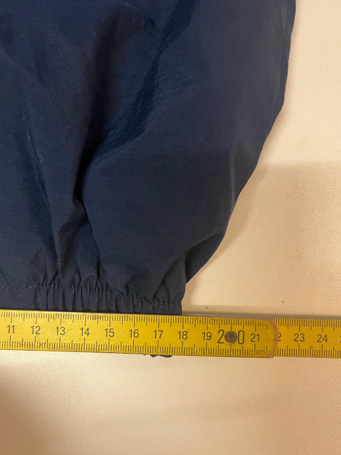 Entdecke unsere Vintage Track Pants von Nike und anderen Marken, erhältlich bei Valuxery.de - Dein Shop für trendige Vintage - Kleidung. Unsere Track Pants sind aus hochwertigen Materialien und