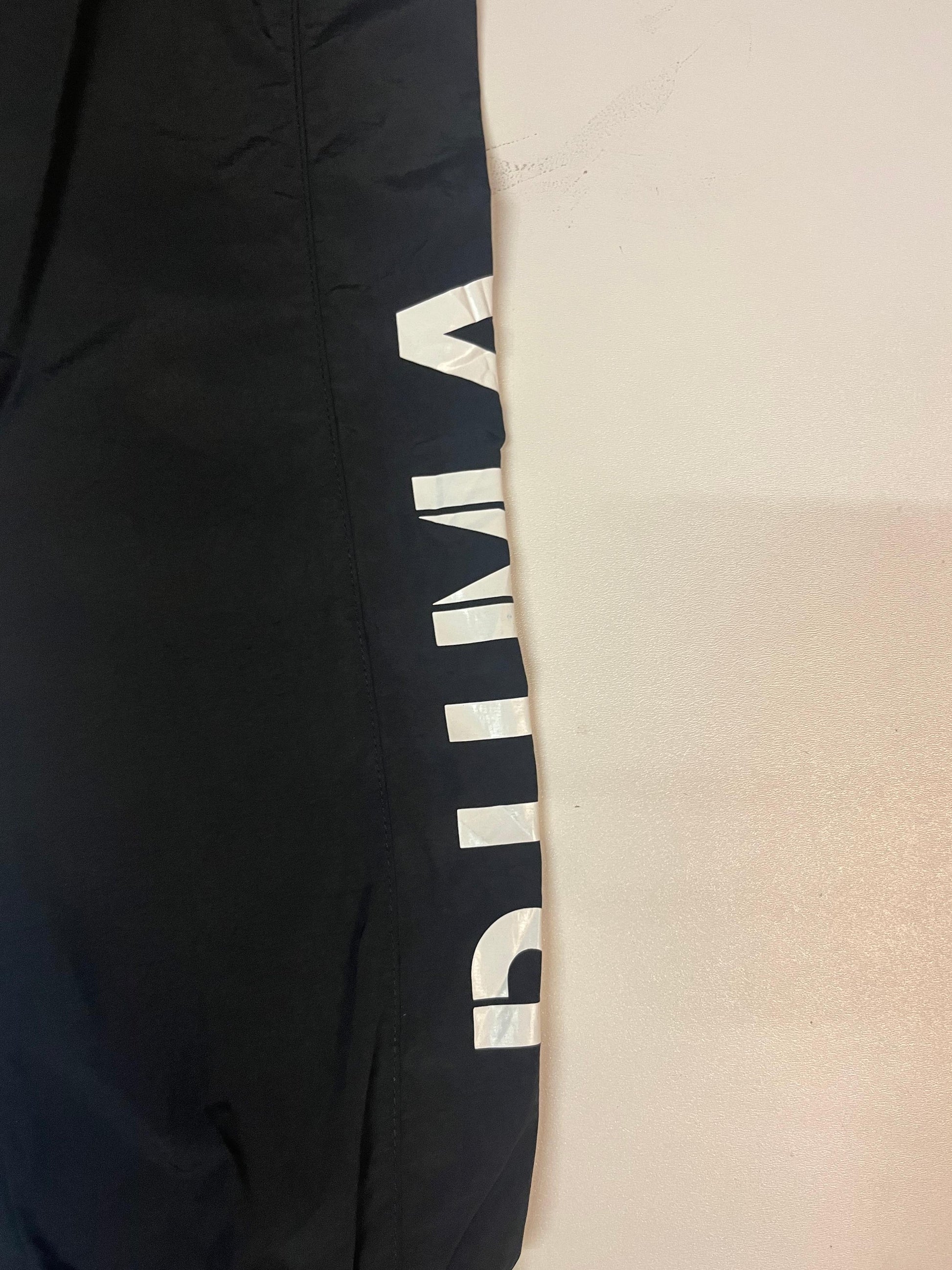 Entdecke unsere Vintage Track Pants von Nike und anderen Marken, erhältlich bei Valuxery.de - Dein Shop für trendige Vintage - Kleidung. Unsere Track Pants sind aus hochwertigen Materialien und