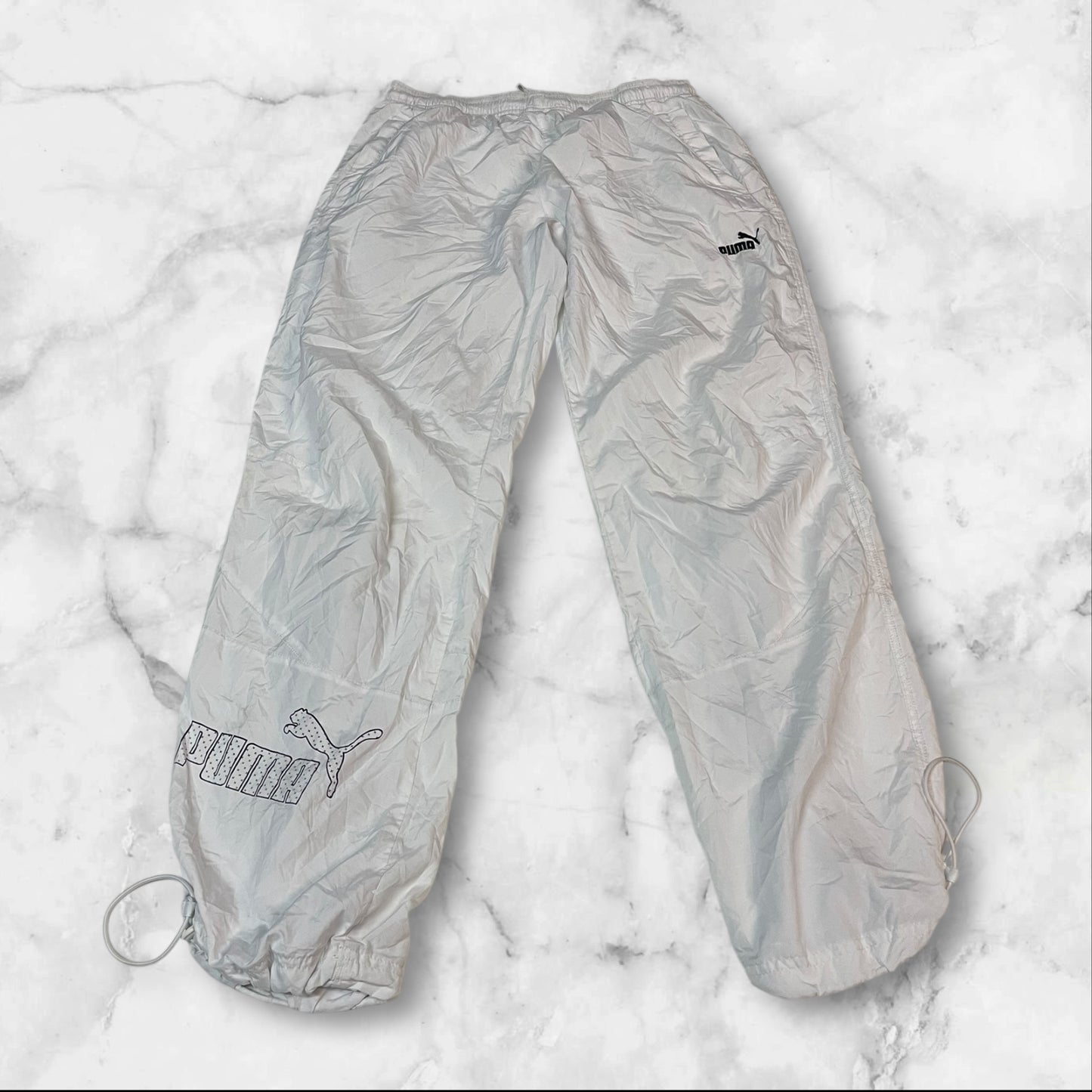 Entdecke unsere Vintage Track Pants von Nike und anderen Marken, erhältlich bei Valuxery.de - Dein Shop für trendige Vintage - Kleidung. Unsere Track Pants sind aus hochwertigen Materialien und