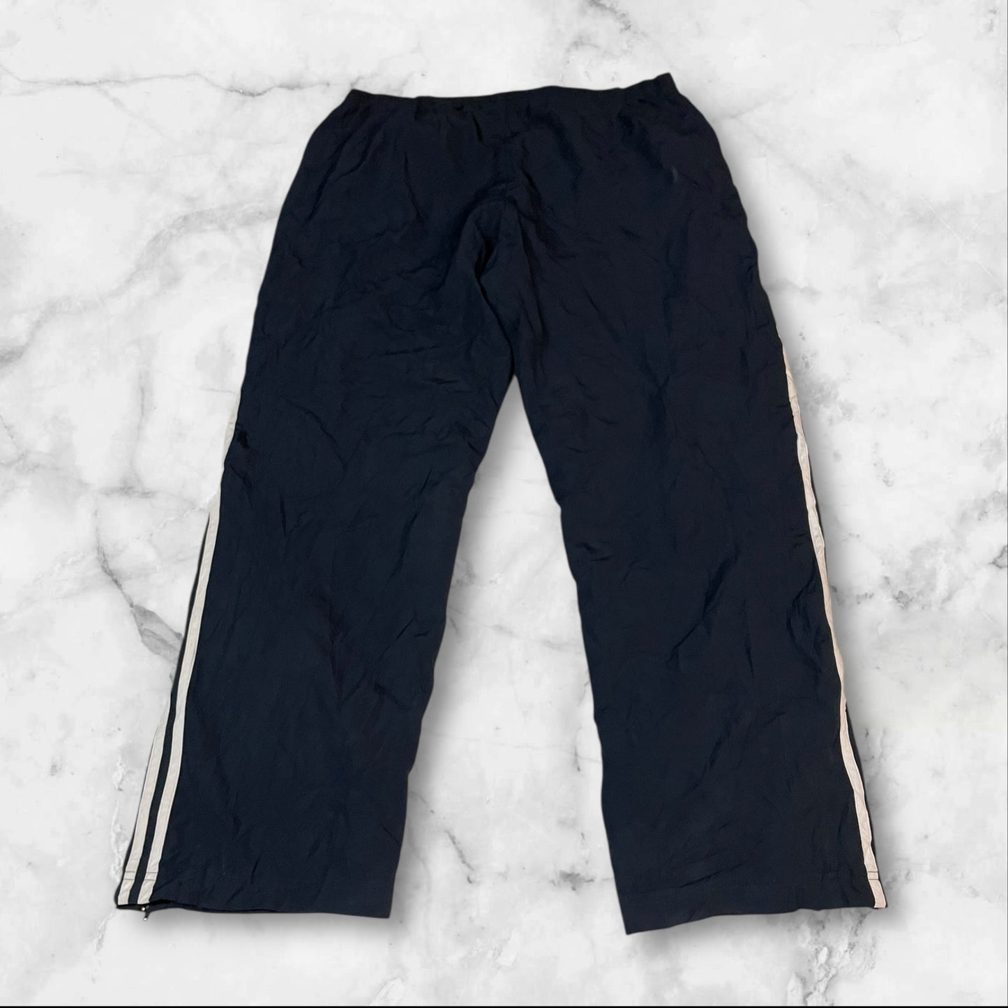 Entdecke unsere Vintage Track Pants von Nike und anderen Marken, erhältlich bei Valuxery.de - Dein Shop für trendige Vintage - Kleidung. Unsere Track Pants sind aus hochwertigen Materialien und