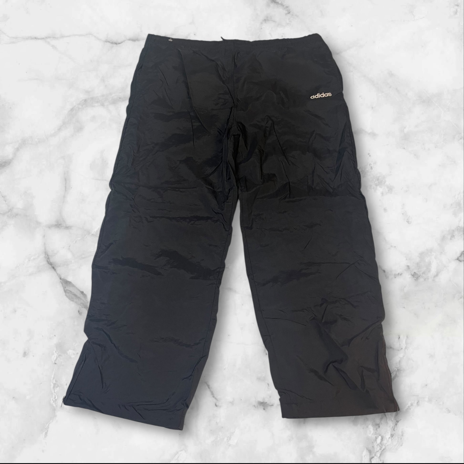 Entdecke unsere Vintage Track Pants von Nike und anderen Marken, erhältlich bei Valuxery.de - Dein Shop für trendige Vintage - Kleidung. Unsere Track Pants sind aus hochwertigen Materialien und