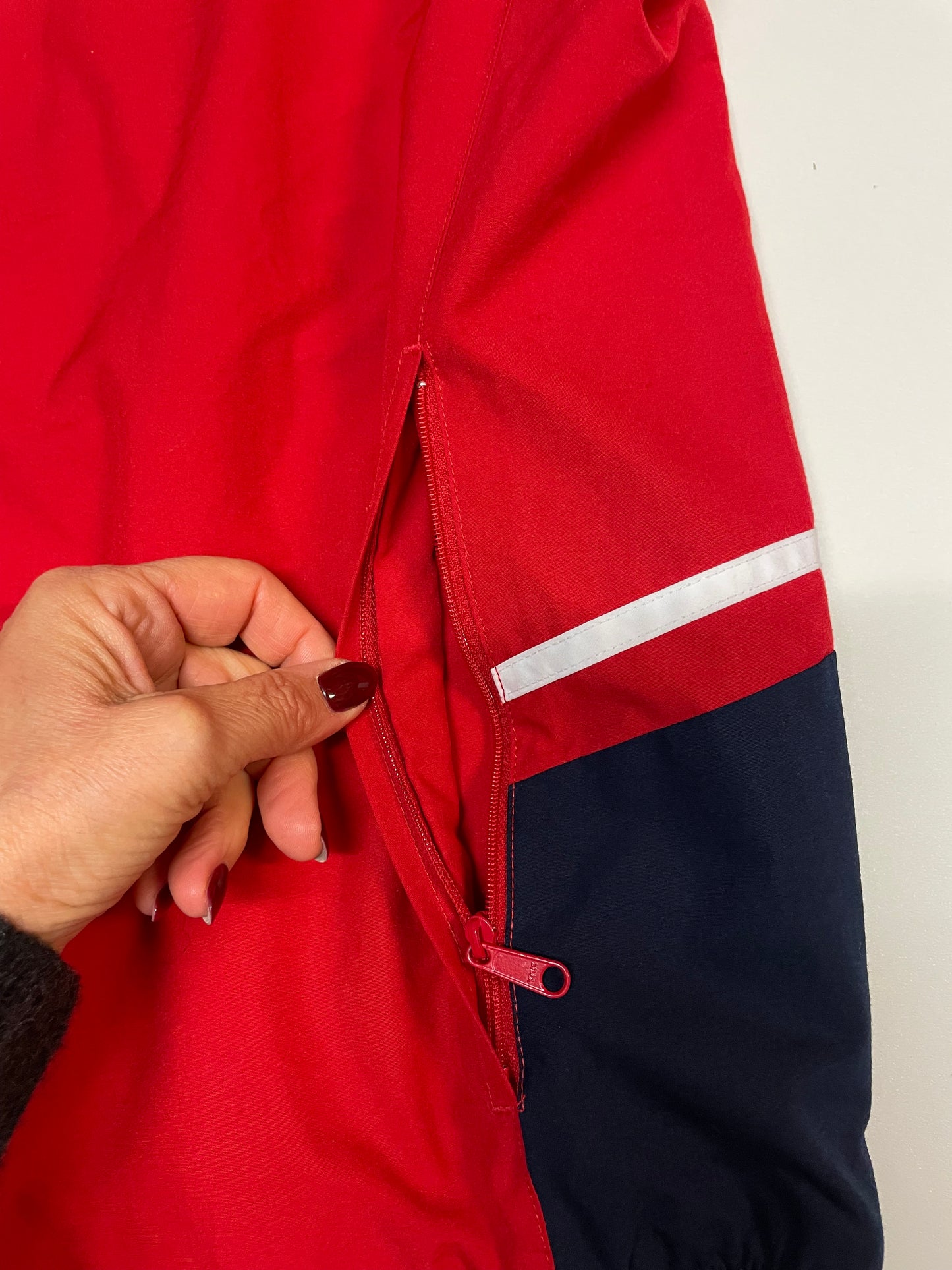 Entdecke unsere Vintage Track Pants von Nike und anderen Marken, erhältlich bei Valuxery.de - Dein Shop für trendige Vintage - Kleidung. Unsere Track Pants sind aus hochwertigen Materialien und