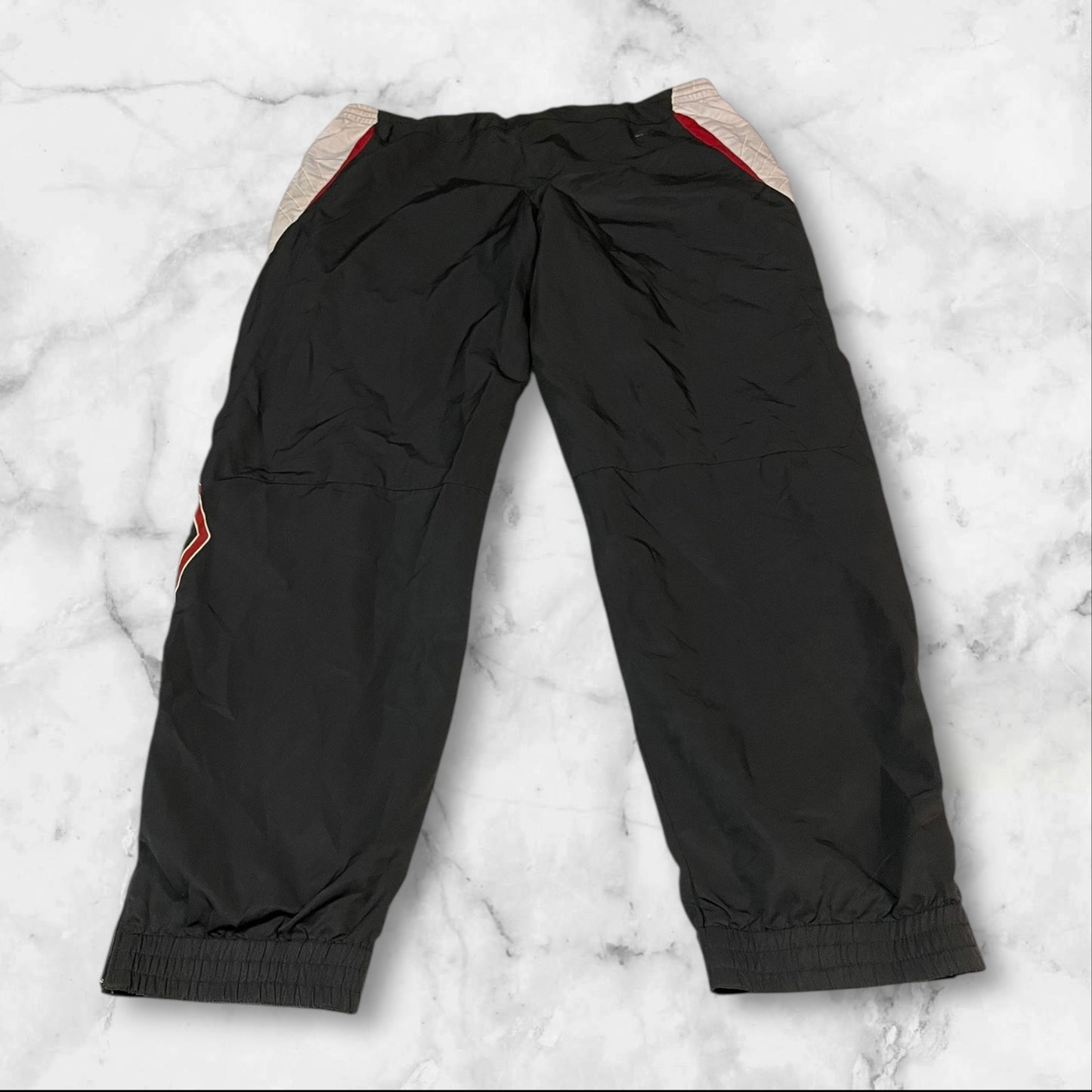 Entdecke unsere Vintage Track Pants von Nike und anderen Marken, erhältlich bei Valuxery.de - Dein Shop für trendige Vintage - Kleidung. Unsere Track Pants sind aus hochwertigen Materialien und
