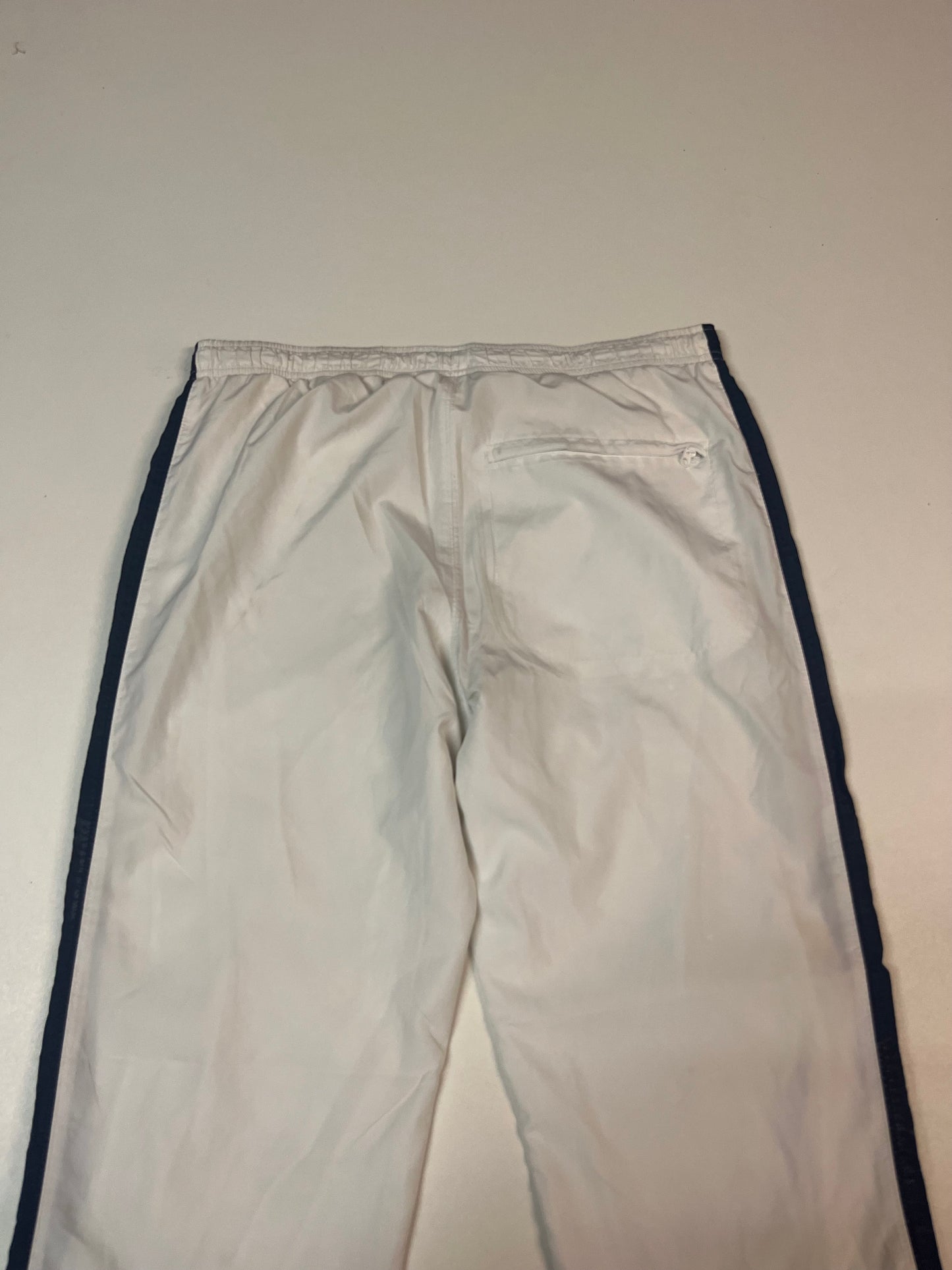 Entdecke unsere Vintage Track Pants von Nike und anderen Marken, erhältlich bei Valuxery.de - Dein Shop für trendige Vintage - Kleidung. Unsere Track Pants sind aus hochwertigen Materialien und