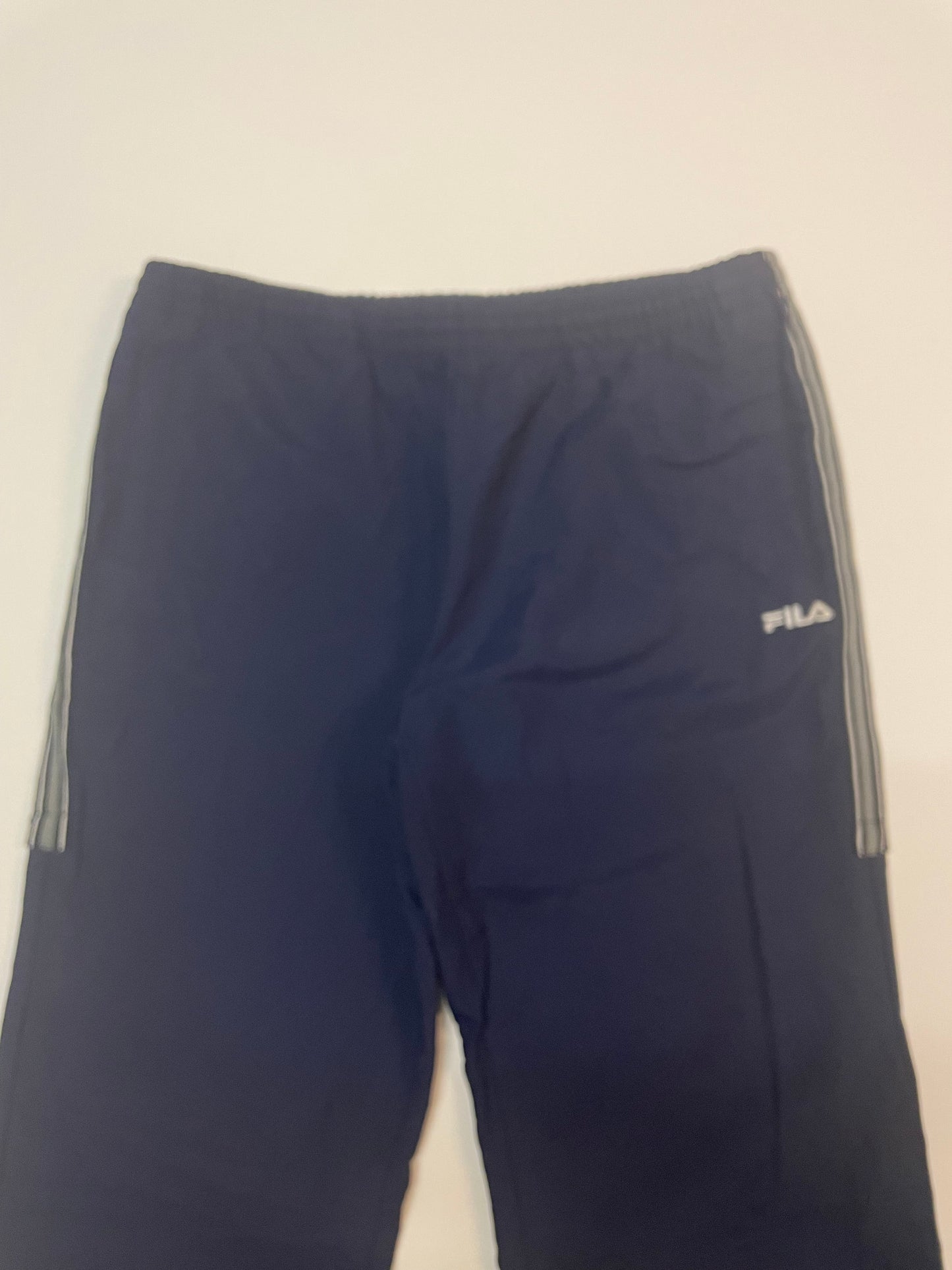Entdecke unsere Vintage Track Pants von Nike und anderen Marken, erhältlich bei Valuxery.de - Dein Shop für trendige Vintage - Kleidung. Unsere Track Pants sind aus hochwertigen Materialien und