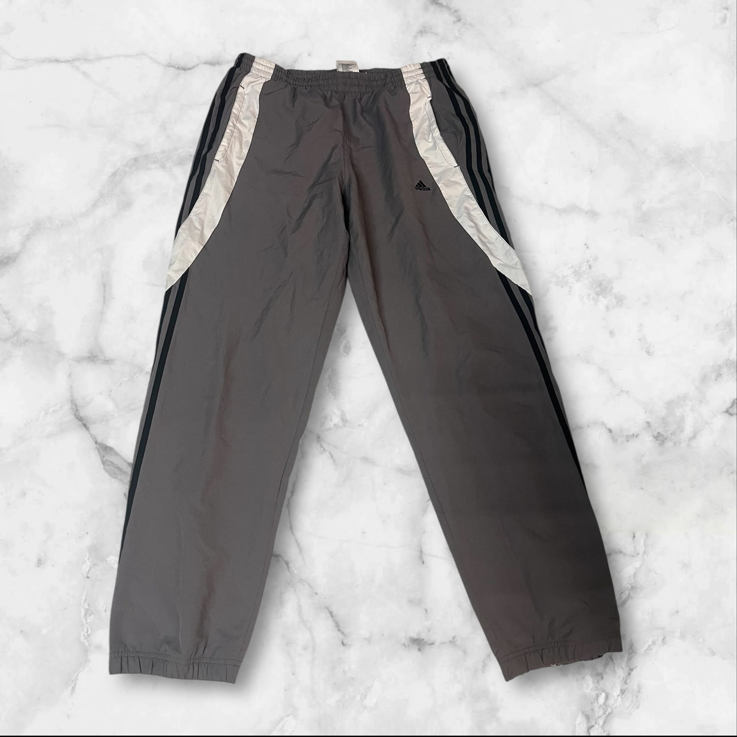 Entdecke unsere Vintage Track Pants von Nike und anderen Marken, erhältlich bei Valuxery.de - Dein Shop für trendige Vintage - Kleidung. Unsere Track Pants sind aus hochwertigen Materialien und