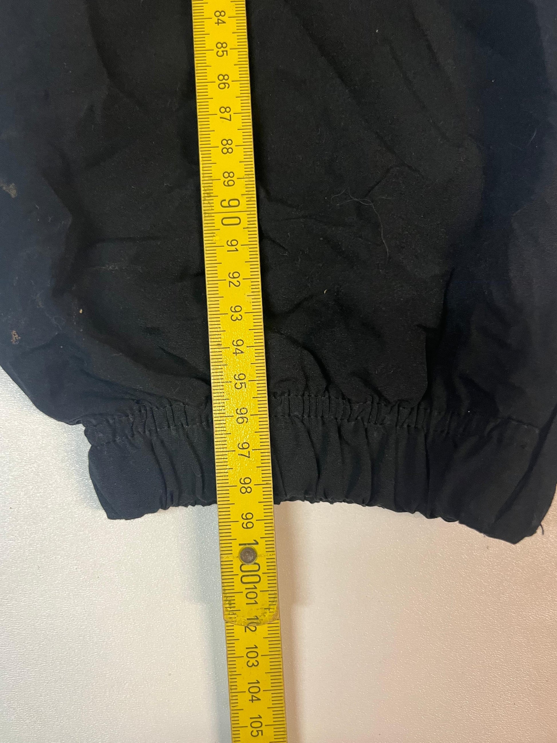 Entdecke unsere Vintage Track Pants von Nike und anderen Marken, erhältlich bei Valuxery.de - Dein Shop für trendige Vintage - Kleidung. Unsere Track Pants sind aus hochwertigen Materialien und