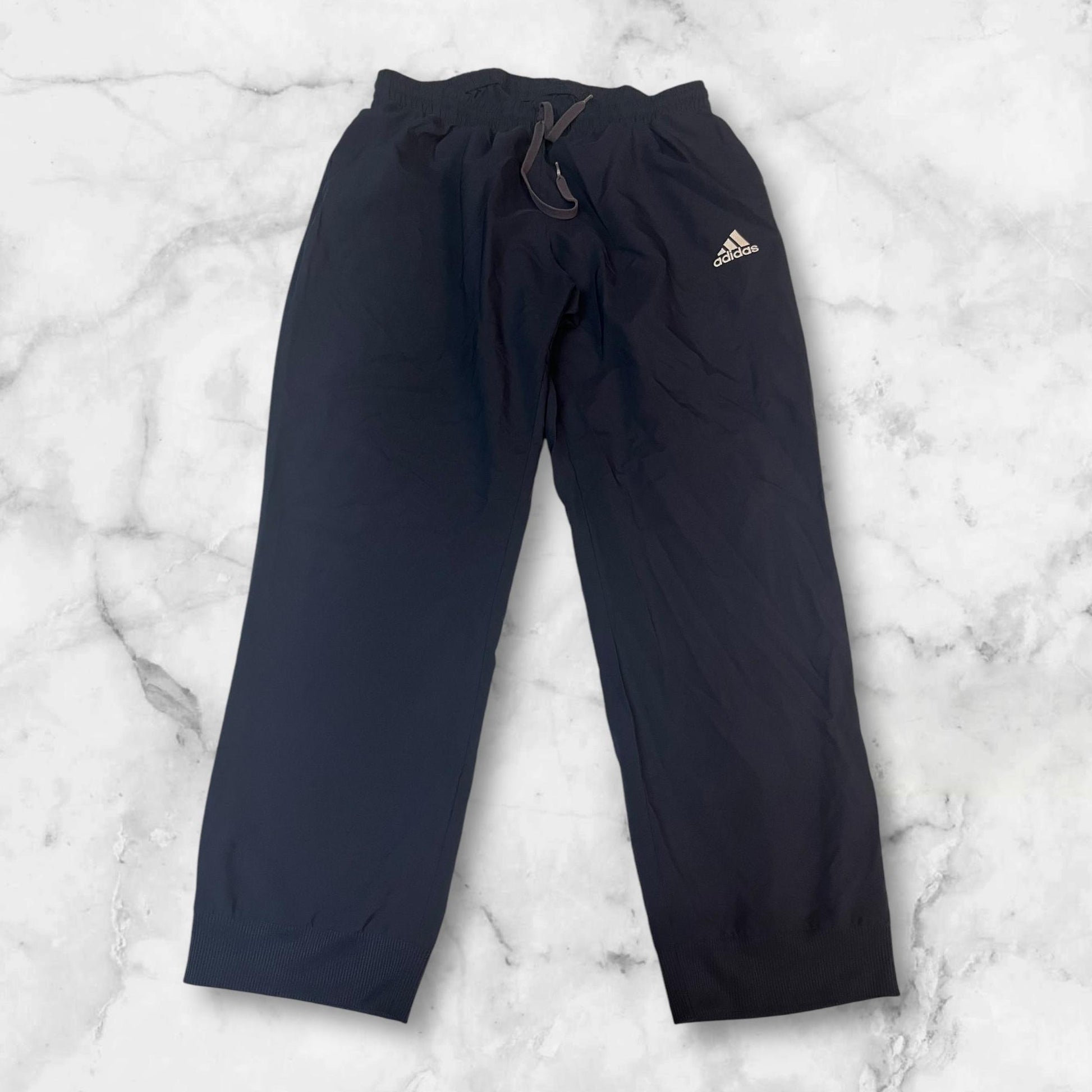 Entdecke unsere Vintage Track Pants von Nike und anderen Marken, erhältlich bei Valuxery.de - Dein Shop für trendige Vintage - Kleidung. Unsere Track Pants sind aus hochwertigen Materialien und