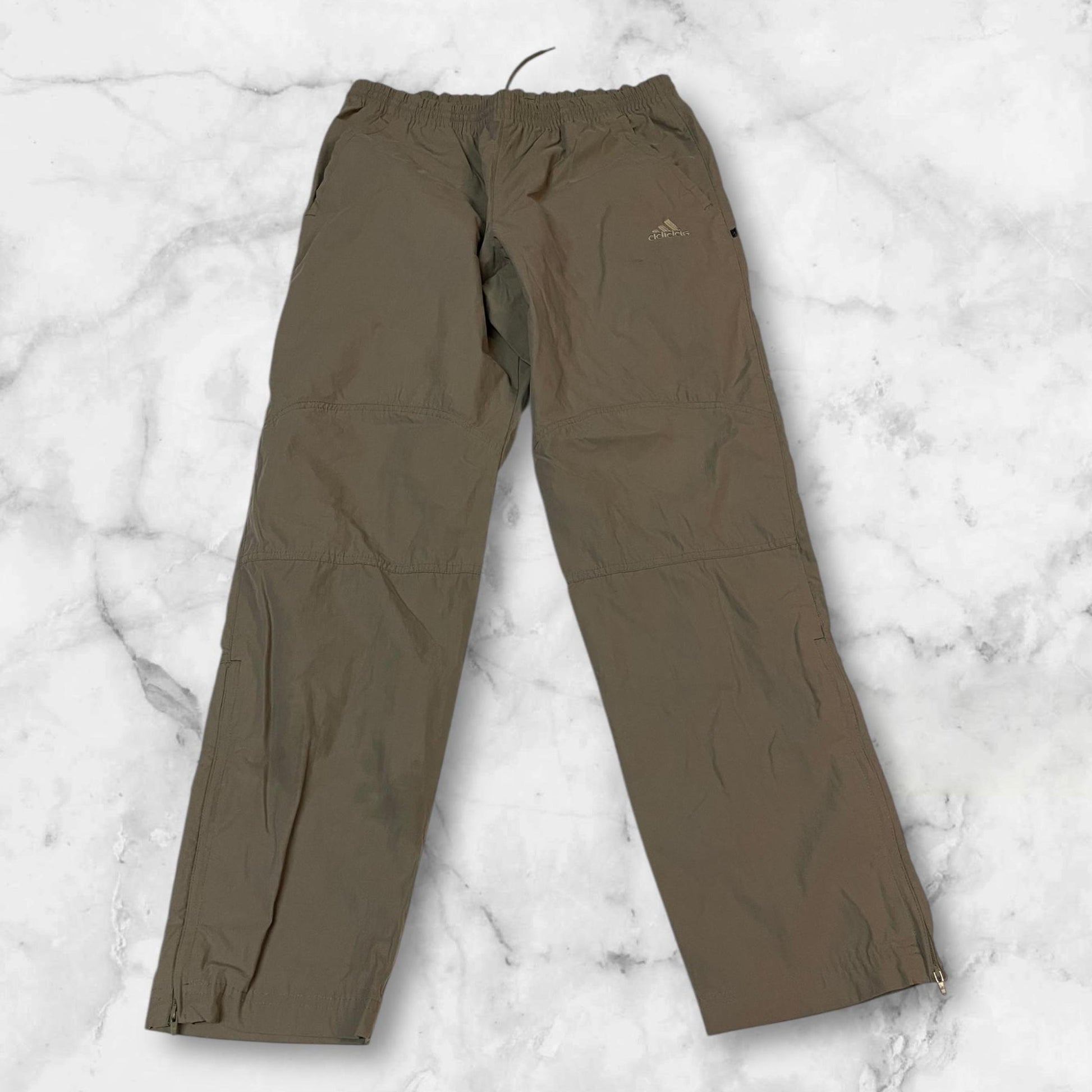 Entdecke unsere Vintage Track Pants von Nike und anderen Marken, erhältlich bei Valuxery.de - Dein Shop für trendige Vintage - Kleidung. Unsere Track Pants sind aus hochwertigen Materialien und