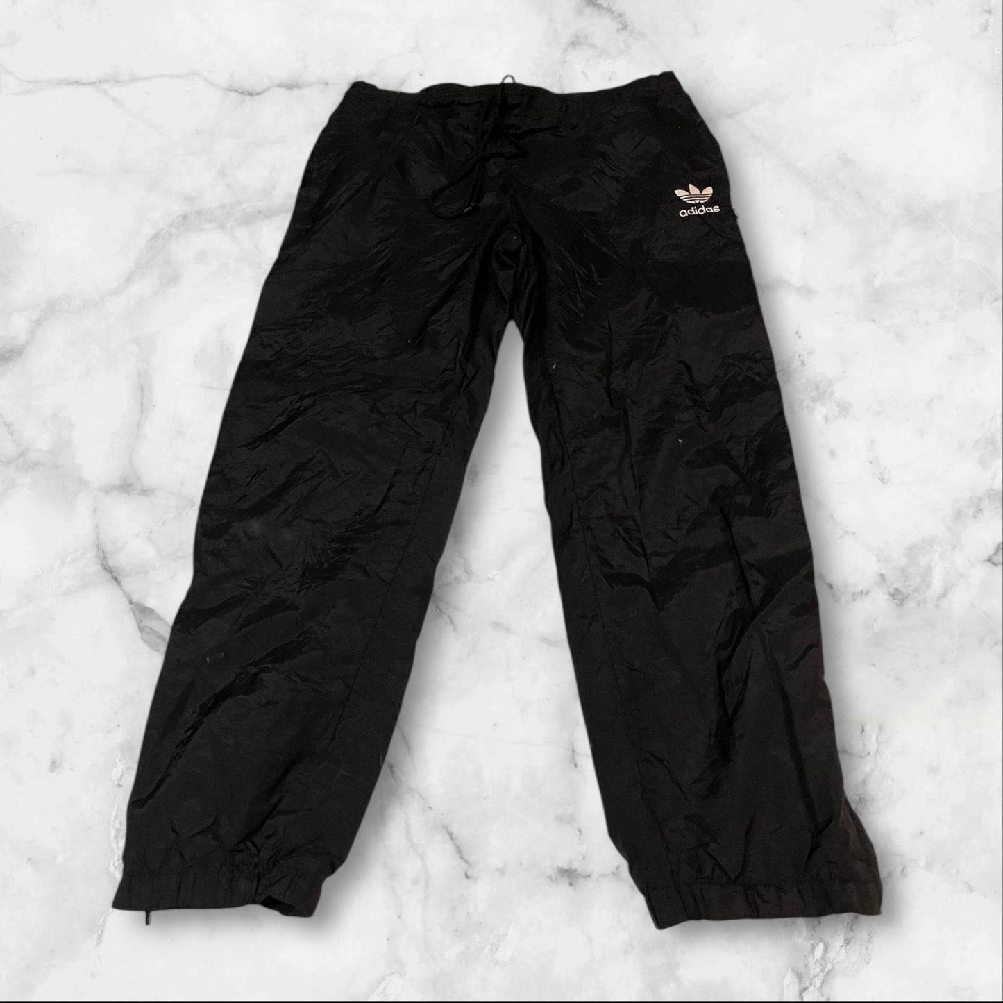 Entdecke unsere Vintage Track Pants von Nike und anderen Marken, erhältlich bei Valuxery.de - Dein Shop für trendige Vintage - Kleidung. Unsere Track Pants sind aus hochwertigen Materialien und
