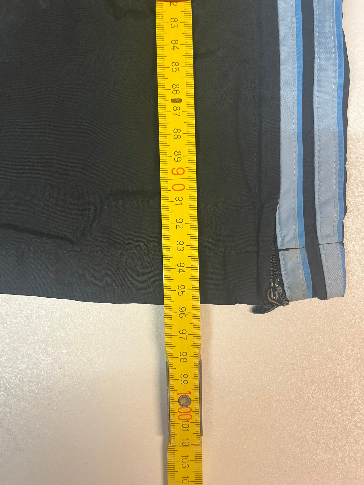 Entdecke unsere Vintage Track Pants von Nike und anderen Marken, erhältlich bei Valuxery.de - Dein Shop für trendige Vintage - Kleidung. Unsere Track Pants sind aus hochwertigen Materialien und