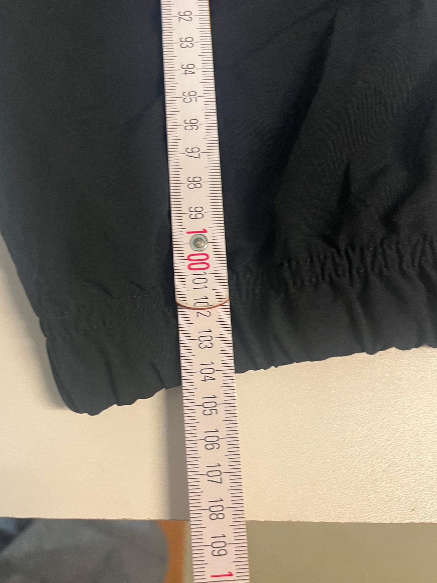 Entdecke unsere Vintage Track Pants von Nike und anderen Marken, erhältlich bei Valuxery.de - Dein Shop für trendige Vintage - Kleidung. Unsere Track Pants sind aus hochwertigen Materialien und