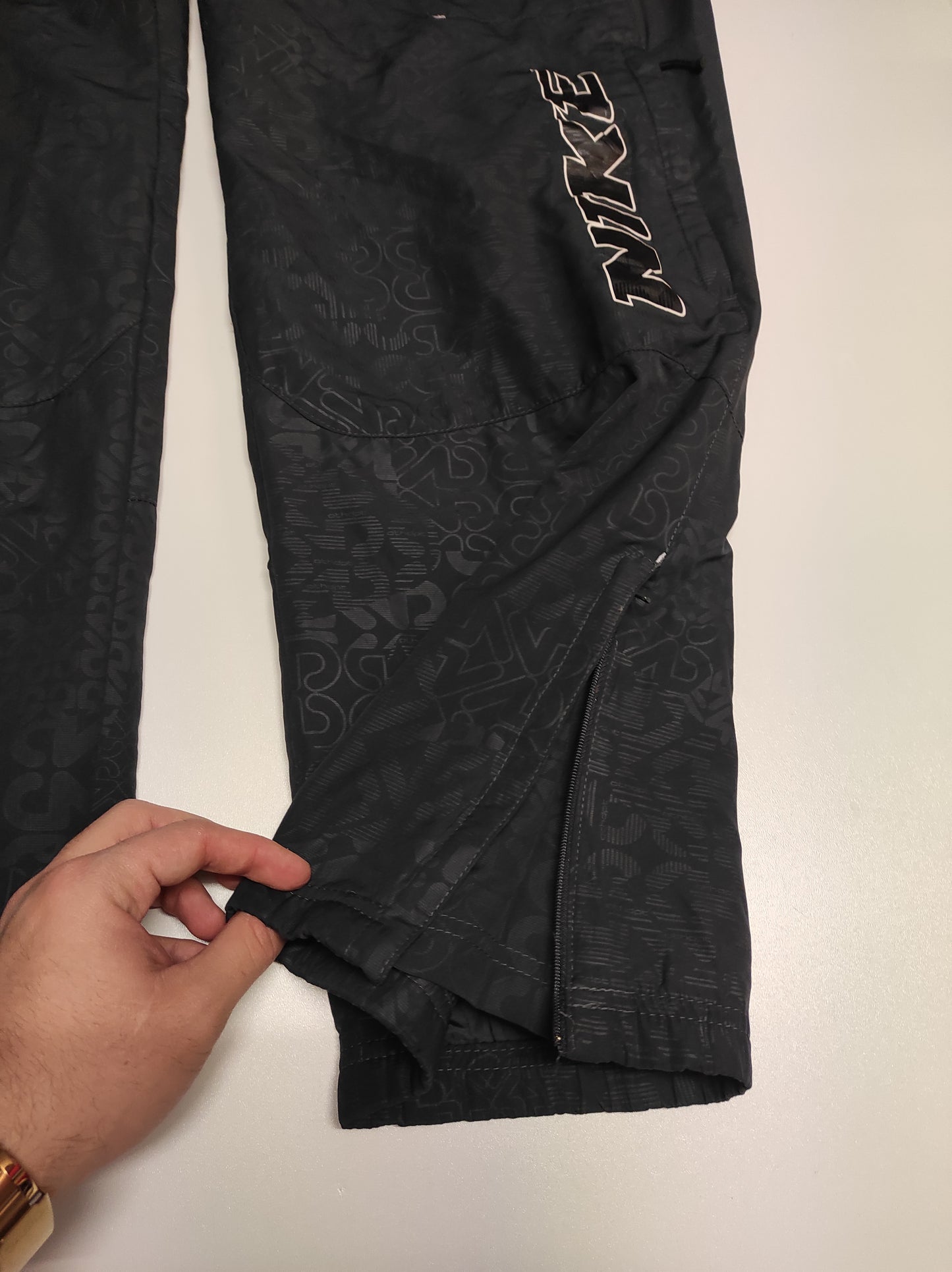 Entdecke unsere Vintage Track Pants von Nike und anderen Marken, erhältlich bei Valuxery.de - Dein Shop für trendige Vintage - Kleidung. Unsere Track Pants sind aus hochwertigen Materialien und