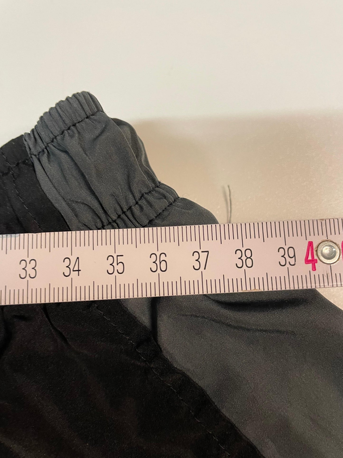 Entdecke unsere Vintage Track Pants von Nike und anderen Marken, erhältlich bei Valuxery.de - Dein Shop für trendige Vintage - Kleidung. Unsere Track Pants sind aus hochwertigen Materialien und