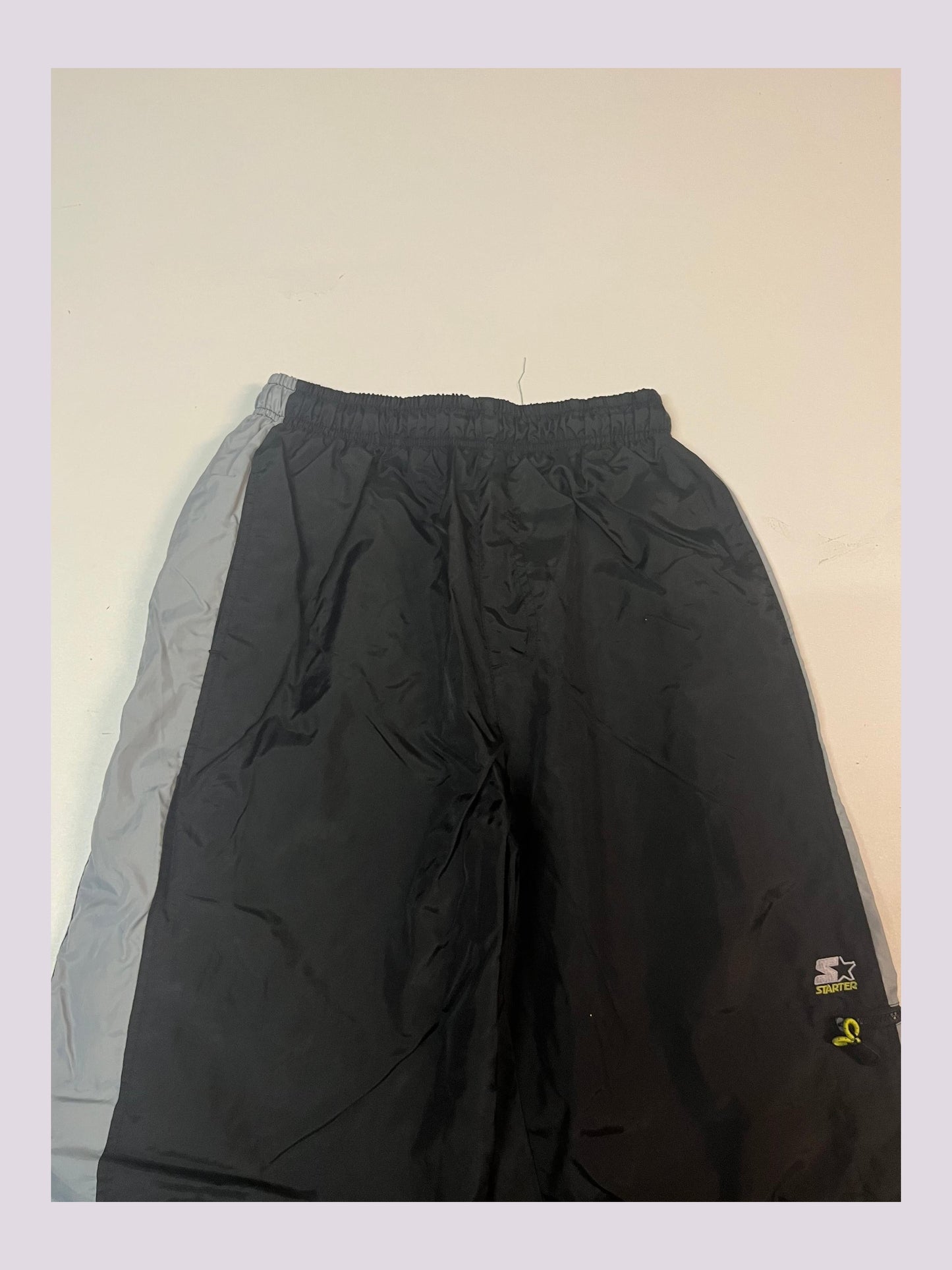 Entdecke unsere Vintage Track Pants von Nike und anderen Marken, erhältlich bei Valuxery.de - Dein Shop für trendige Vintage - Kleidung. Unsere Track Pants sind aus hochwertigen Materialien und