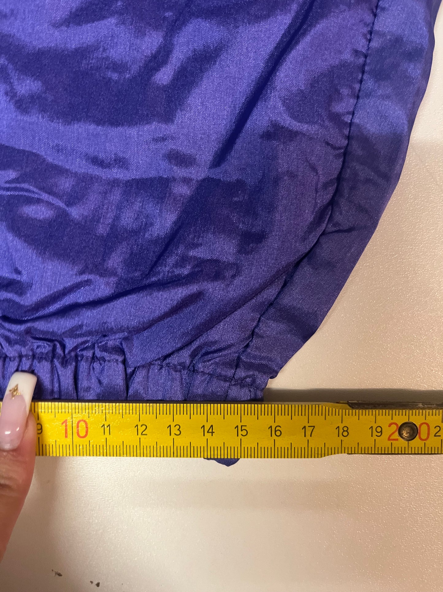 Entdecke unsere Vintage Track Pants von Nike und anderen Marken, erhältlich bei Valuxery.de - Dein Shop für trendige Vintage - Kleidung. Unsere Track Pants sind aus hochwertigen Materialien und