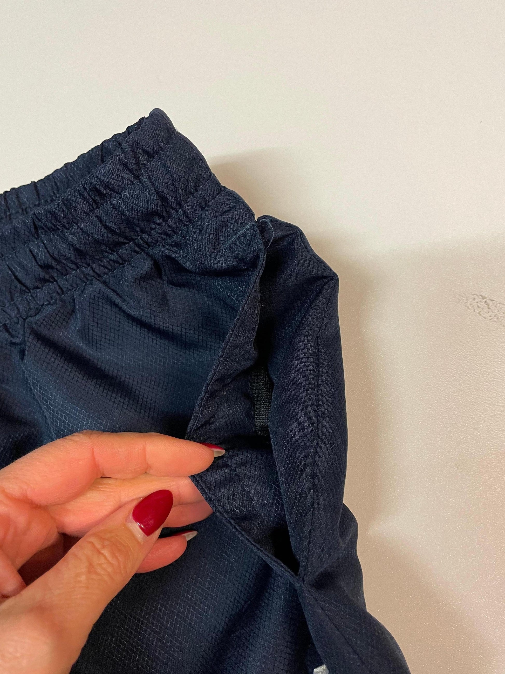 Entdecke unsere Vintage Track Pants von Nike und anderen Marken, erhältlich bei Valuxery.de - Dein Shop für trendige Vintage - Kleidung. Unsere Track Pants sind aus hochwertigen Materialien und