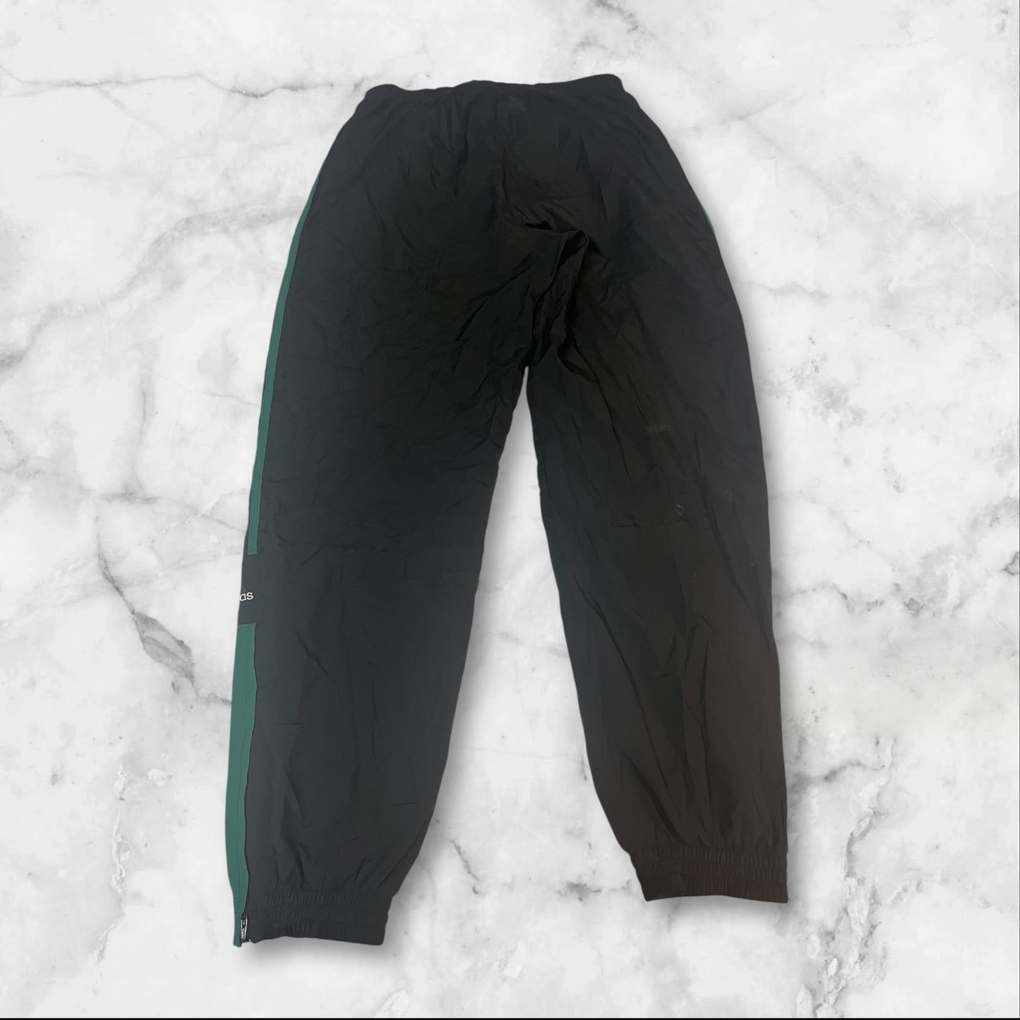 Entdecke unsere Vintage Track Pants von Nike und anderen Marken, erhältlich bei Valuxery.de - Dein Shop für trendige Vintage - Kleidung. Unsere Track Pants sind aus hochwertigen Materialien und