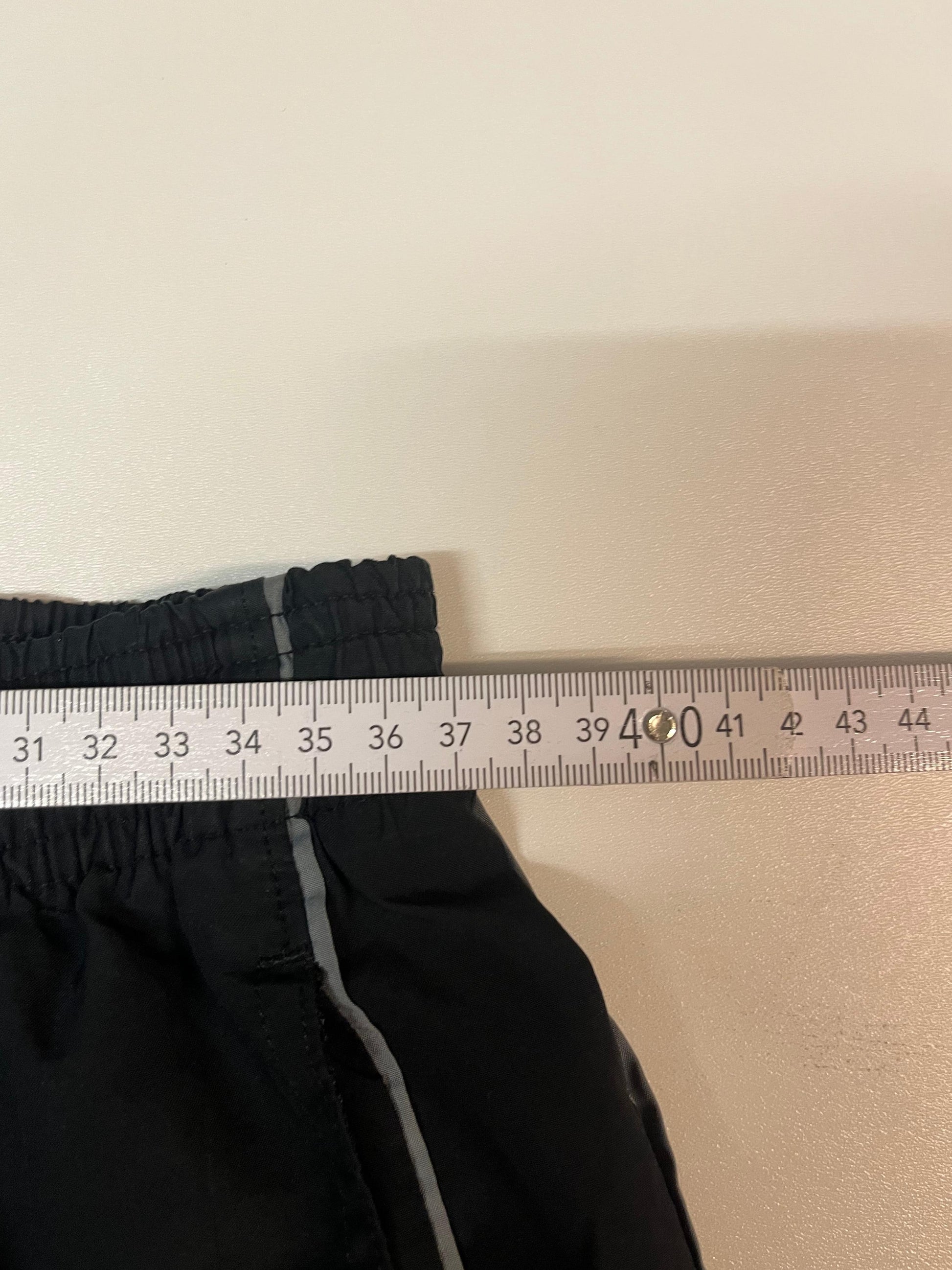 Entdecke unsere Vintage Track Pants von Nike und anderen Marken, erhältlich bei Valuxery.de - Dein Shop für trendige Vintage - Kleidung. Unsere Track Pants sind aus hochwertigen Materialien und