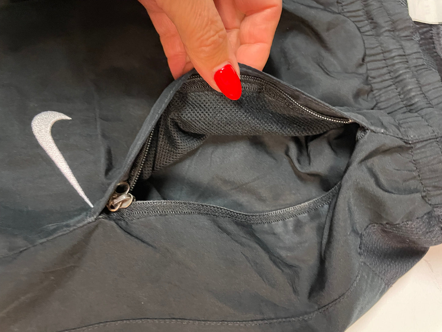 Entdecke unsere Vintage Track Pants von Nike und anderen Marken, erhältlich bei Valuxery.de - Dein Shop für trendige Vintage - Kleidung. Unsere Track Pants sind aus hochwertigen Materialien und