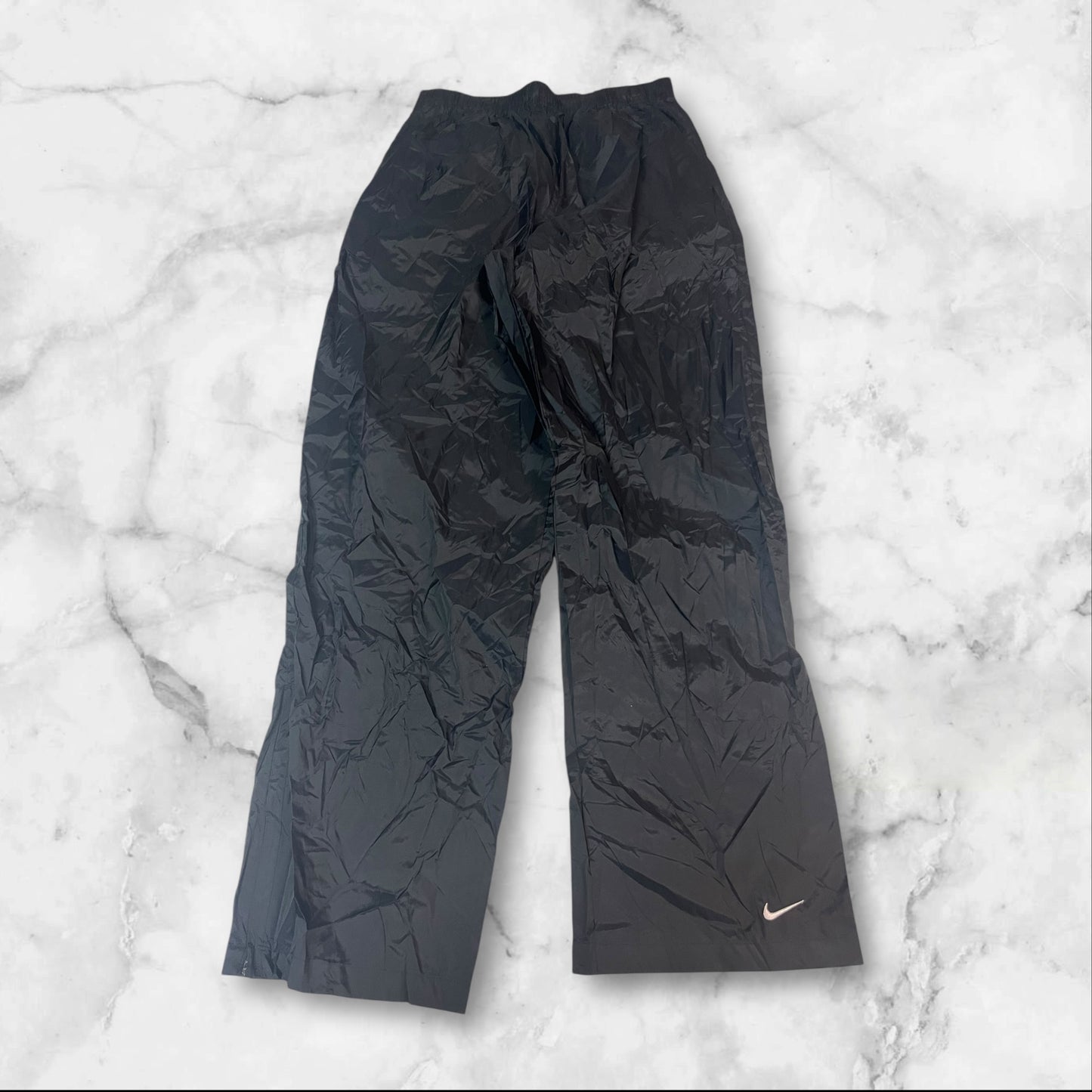 Entdecke unsere Vintage Track Pants von Nike und anderen Marken, erhältlich bei Valuxery.de - Dein Shop für trendige Vintage - Kleidung. Unsere Track Pants sind aus hochwertigen Materialien und
