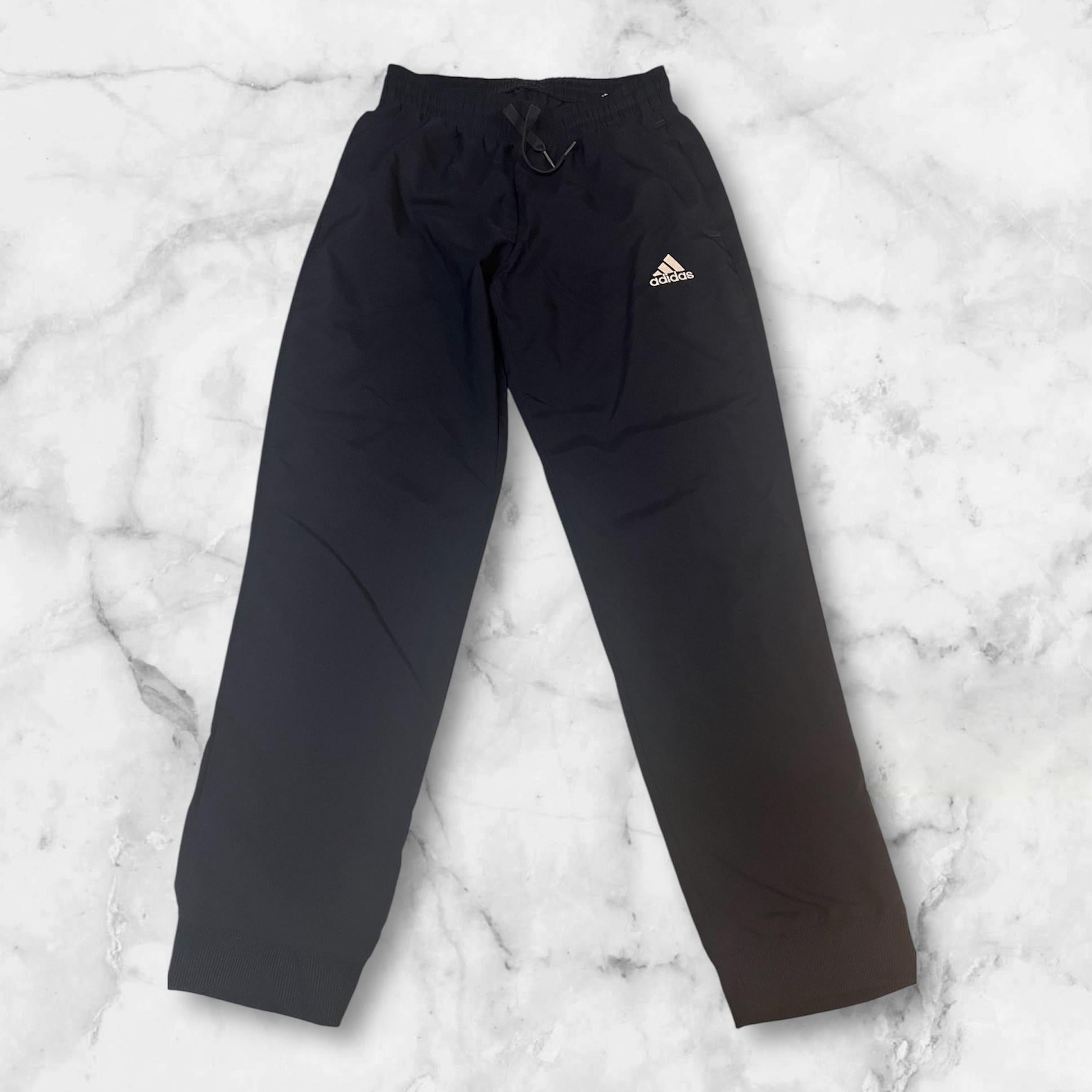 Entdecke unsere Vintage Track Pants von Nike und anderen Marken, erhältlich bei Valuxery.de - Dein Shop für trendige Vintage - Kleidung. Unsere Track Pants sind aus hochwertigen Materialien und