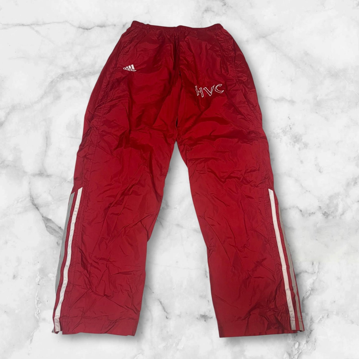 Entdecke unsere Vintage Track Pants von Nike und anderen Marken, erhältlich bei Valuxery.de - Dein Shop für trendige Vintage - Kleidung. Unsere Track Pants sind aus hochwertigen Materialien und