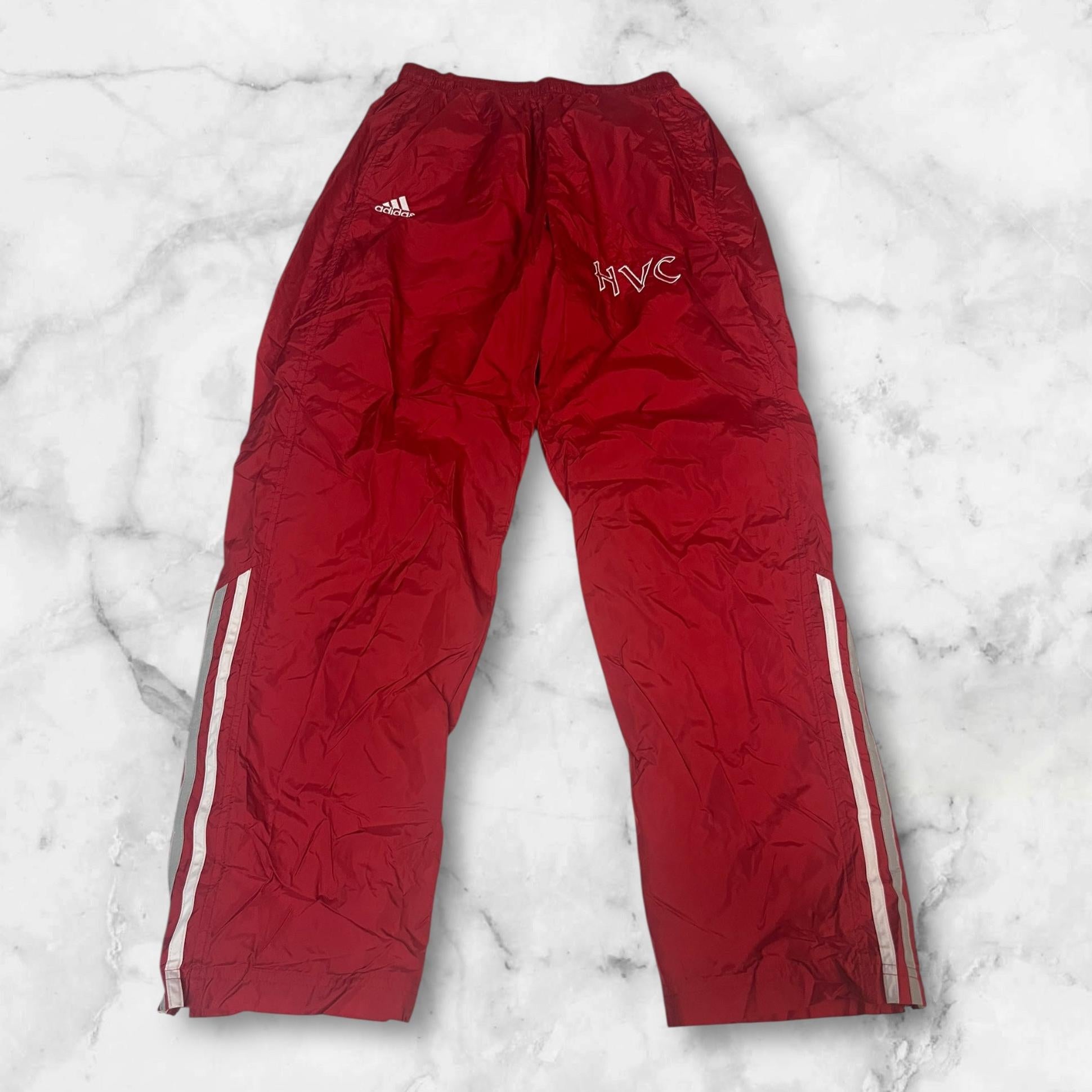 Entdecke unsere Vintage Track Pants von Nike und anderen Marken, erhältlich bei Valuxery.de - Dein Shop für trendige Vintage - Kleidung. Unsere Track Pants sind aus hochwertigen Materialien und
