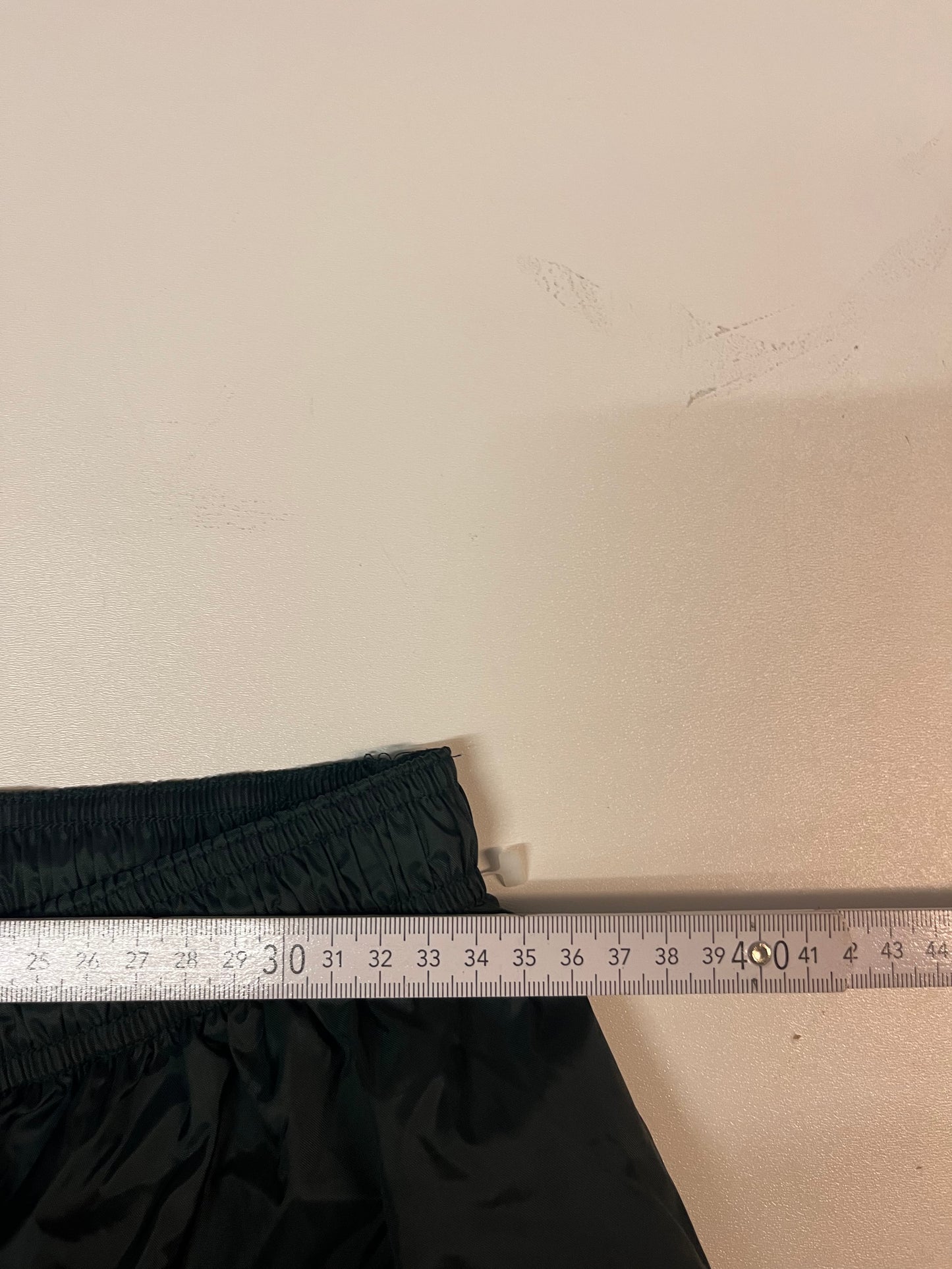 Entdecke unsere Vintage Track Pants von Nike und anderen Marken, erhältlich bei Valuxery.de - Dein Shop für trendige Vintage - Kleidung. Unsere Track Pants sind aus hochwertigen Materialien und