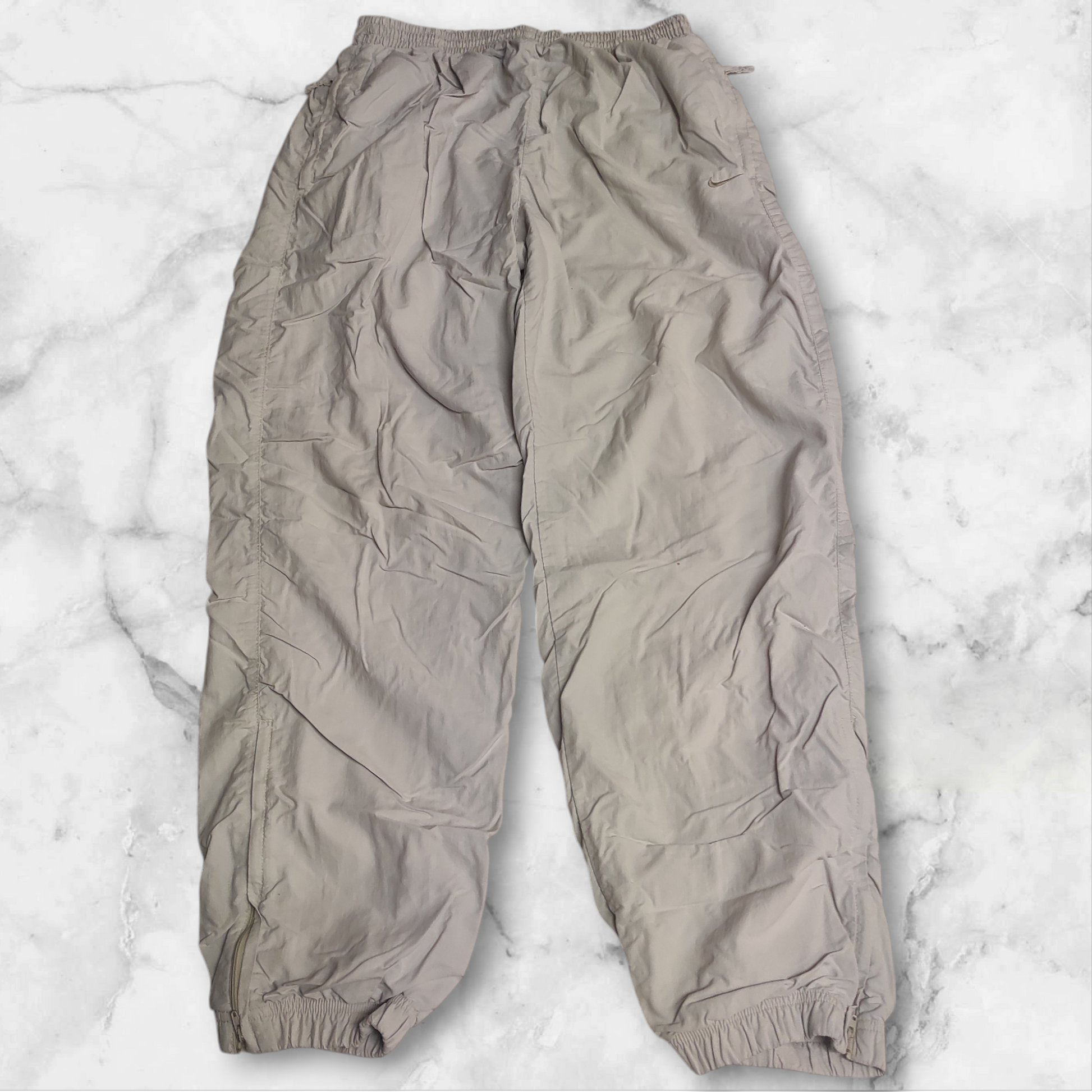Entdecke unsere Vintage Track Pants von Nike und anderen Marken, erhältlich bei Valuxery.de - Dein Shop für trendige Vintage - Kleidung. Unsere Track Pants sind aus hochwertigen Materialien und